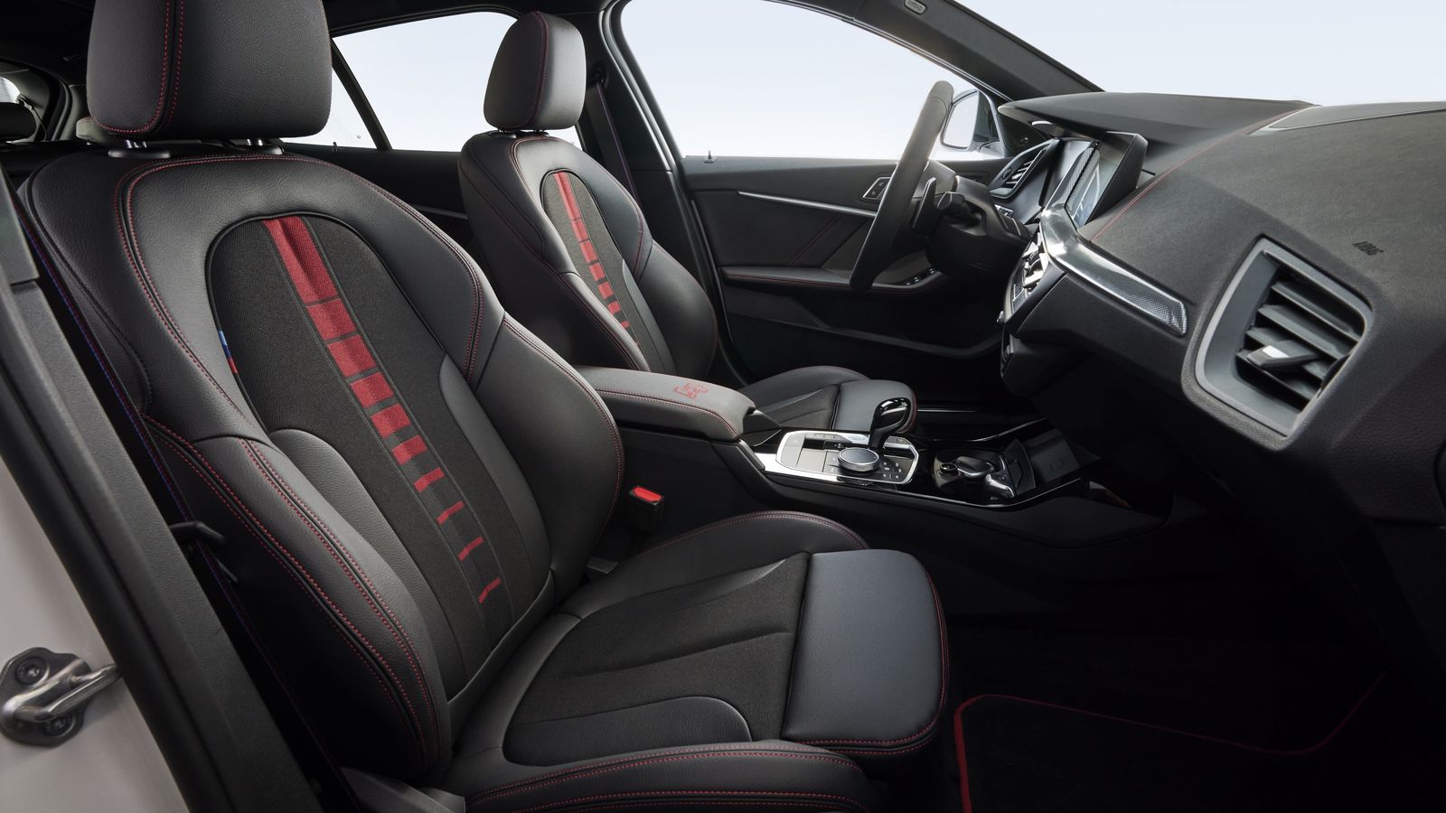 La tapicería también diferencia al BMW 128ti de otras versiones de este coche compacto de cinco puertas.