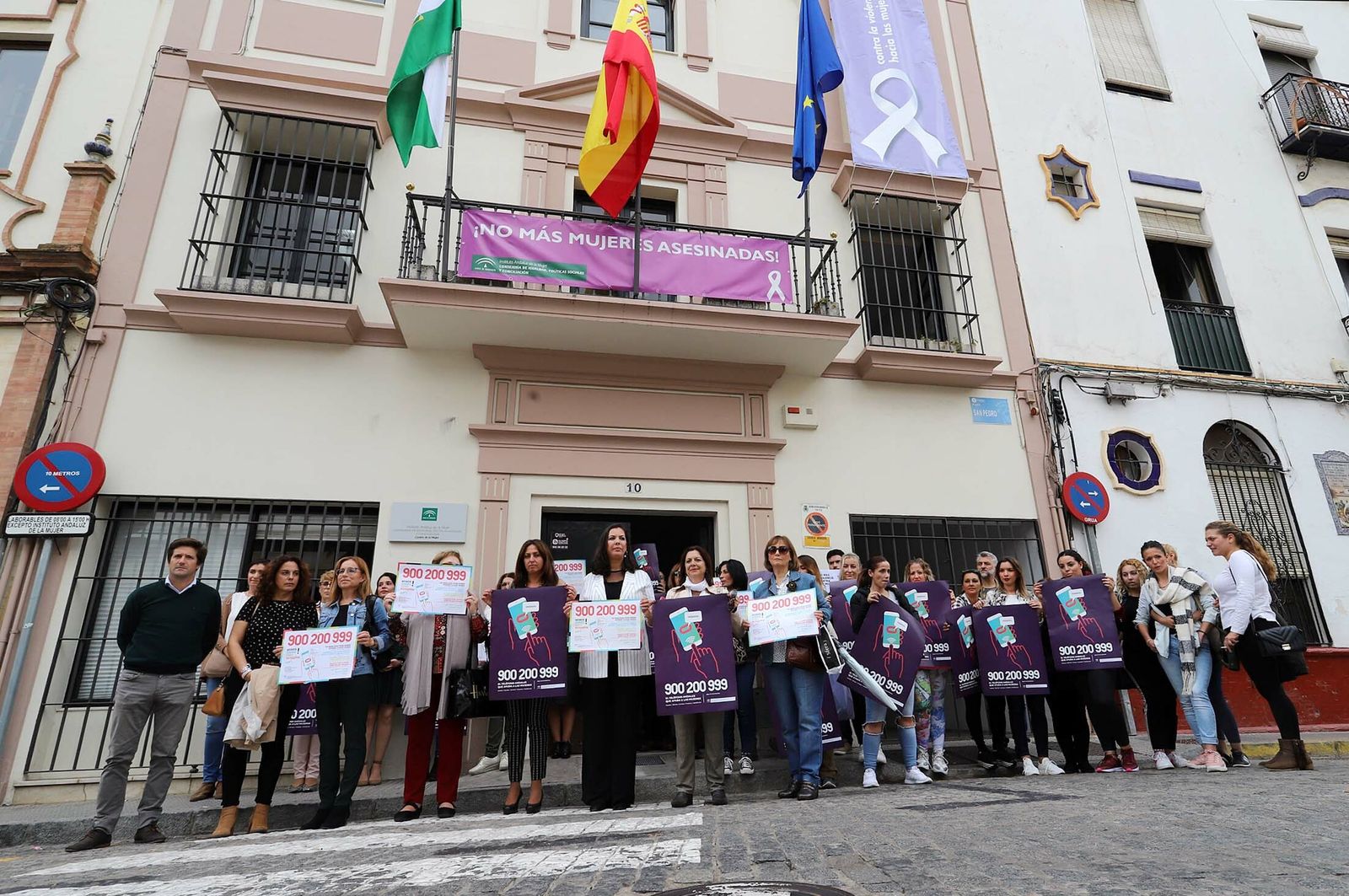 Minuto de silencio guardado en el IAM contra la violencia de género.