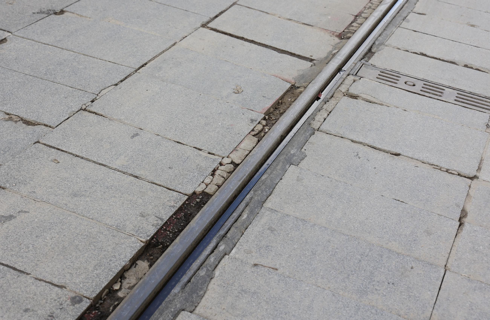 Mal estado del pavimento en la Avenida de la Constitución