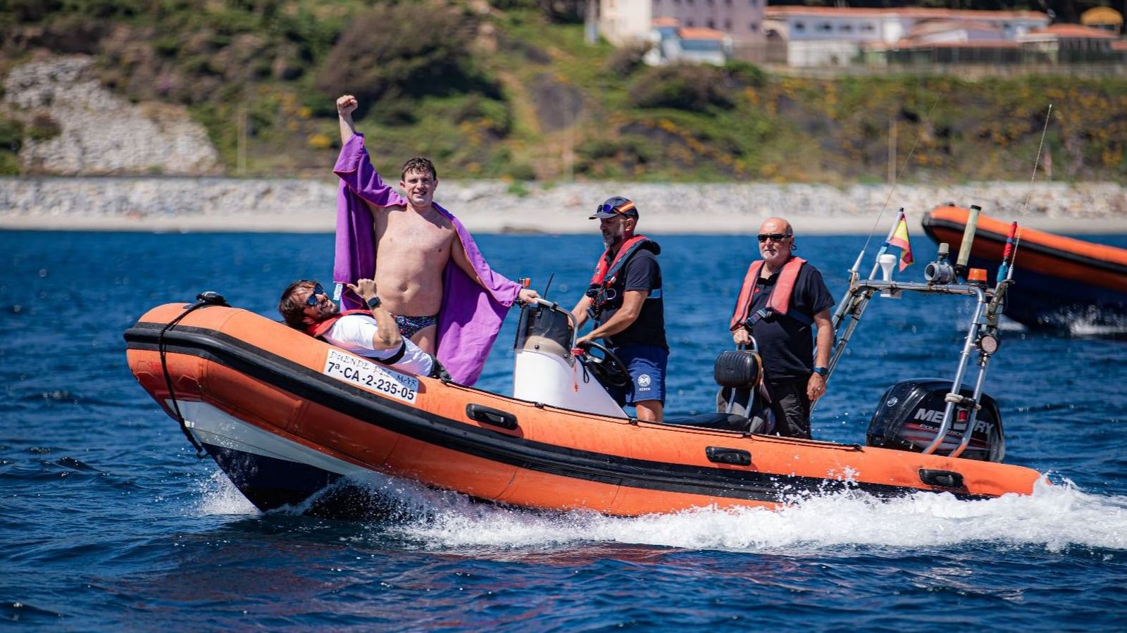 El ceutí Ignacio Gaitán, tras cruzar a nado el Estrecho.