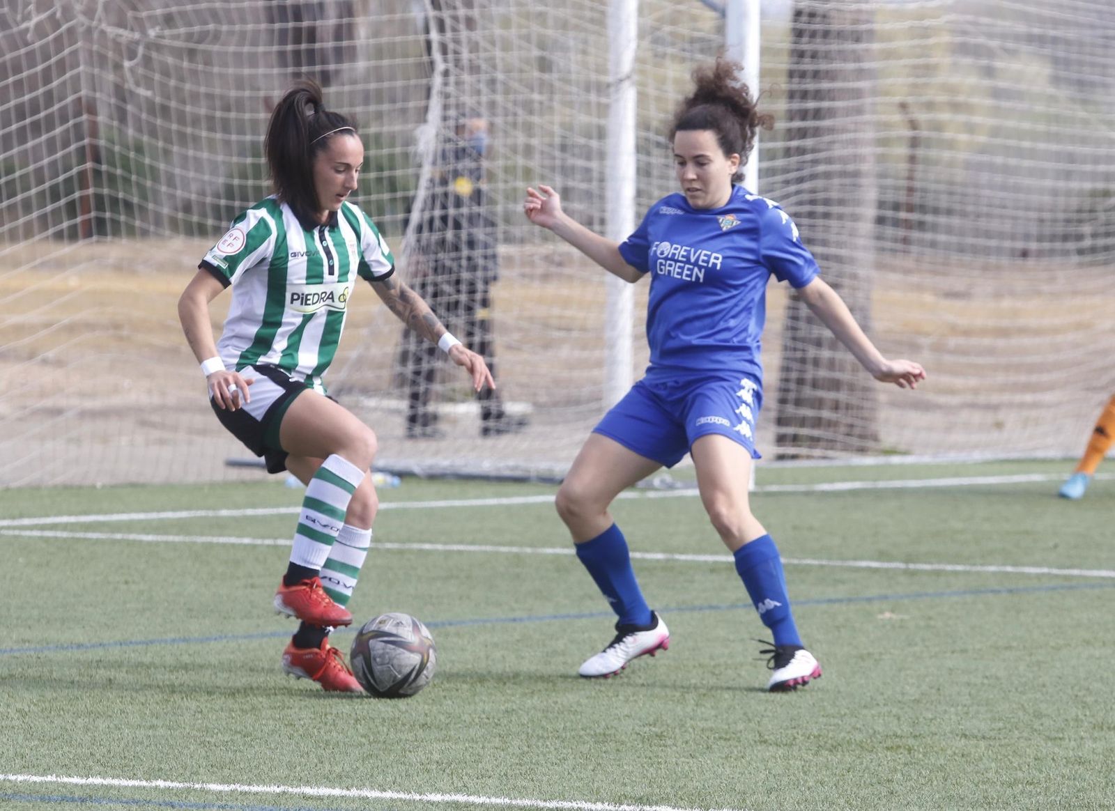 La blanquiverde Paula Moreno es presionada por una jugadora del Betis B.