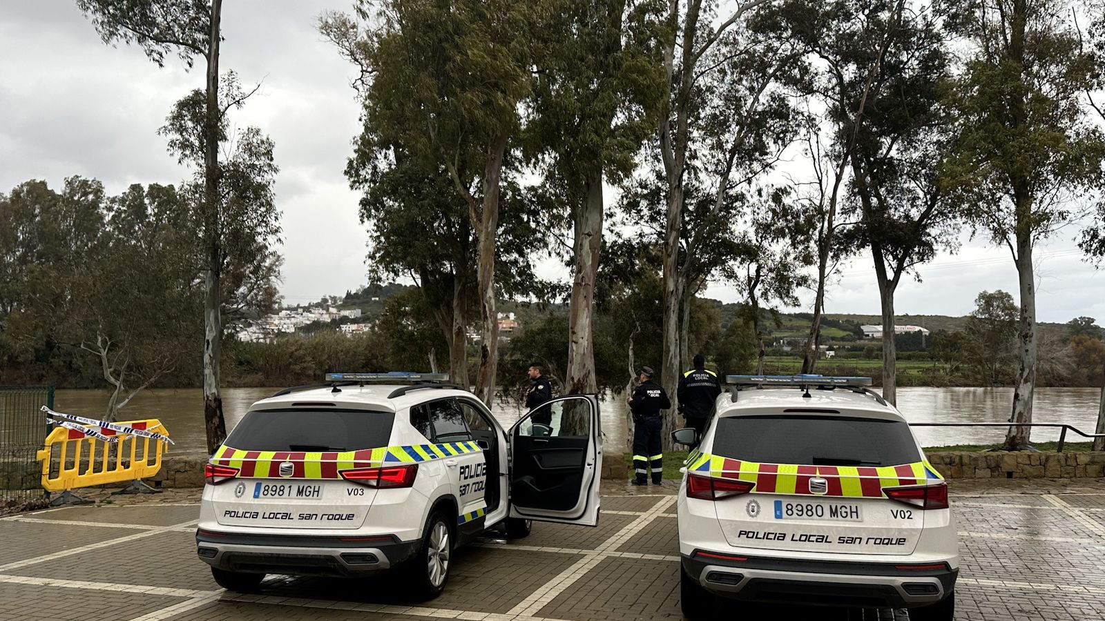 La Policía Local de San Roque vigila el cauce del río Guadiaro.