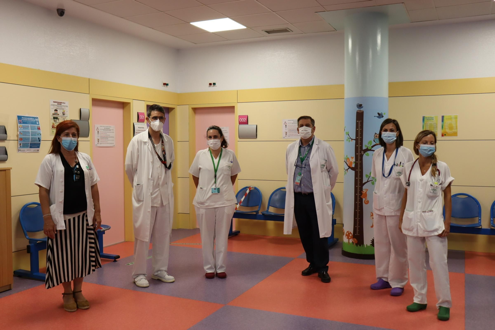 Parte de los profesionales del área de Pediatría, Enfermería y gestión del Hospital de Poniente.