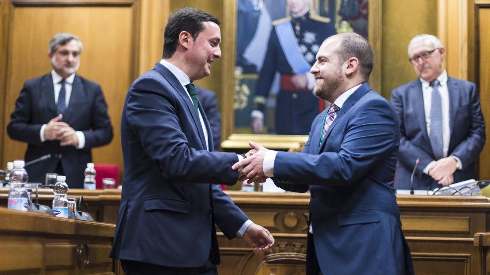García estrecha la mano al nuevo diputado provincial Valentín Martín que sustituye a Francisco José Cortés (PSOE).