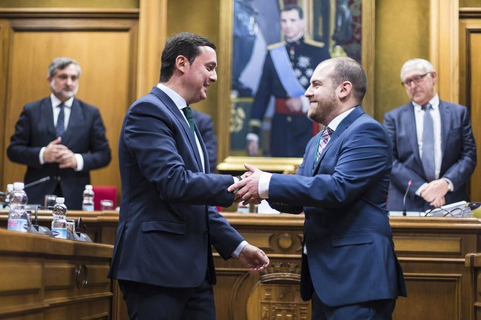 García estrecha la mano al nuevo diputado provincial Valentín Martín que sustituye a Francisco José Cortés (PSOE).