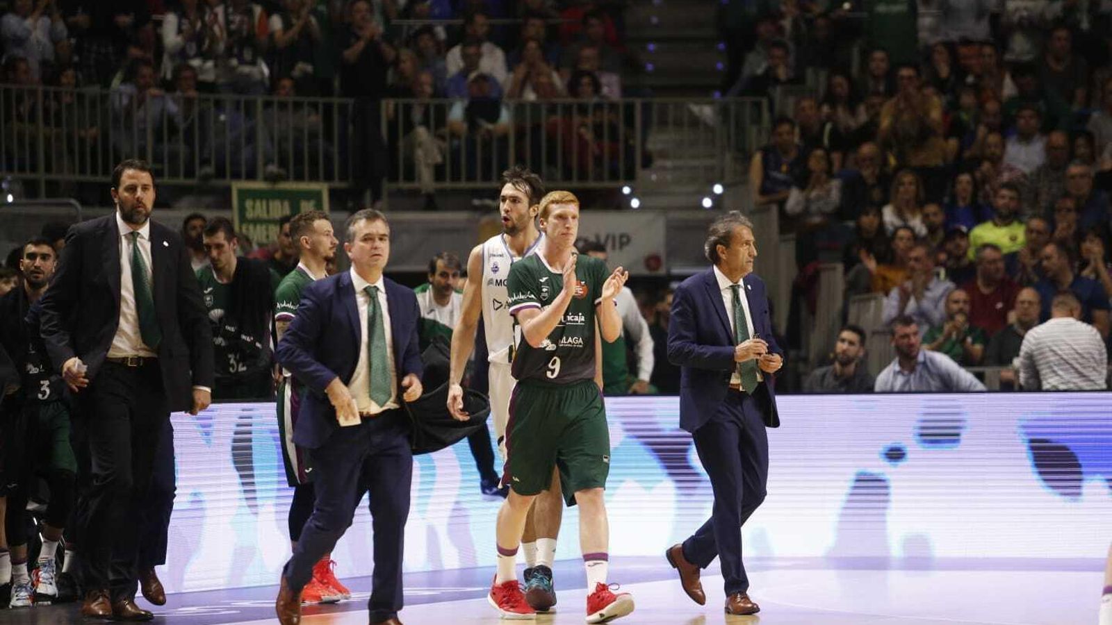 Alberto Díaz y el banquillo del Unicaja durante el partido