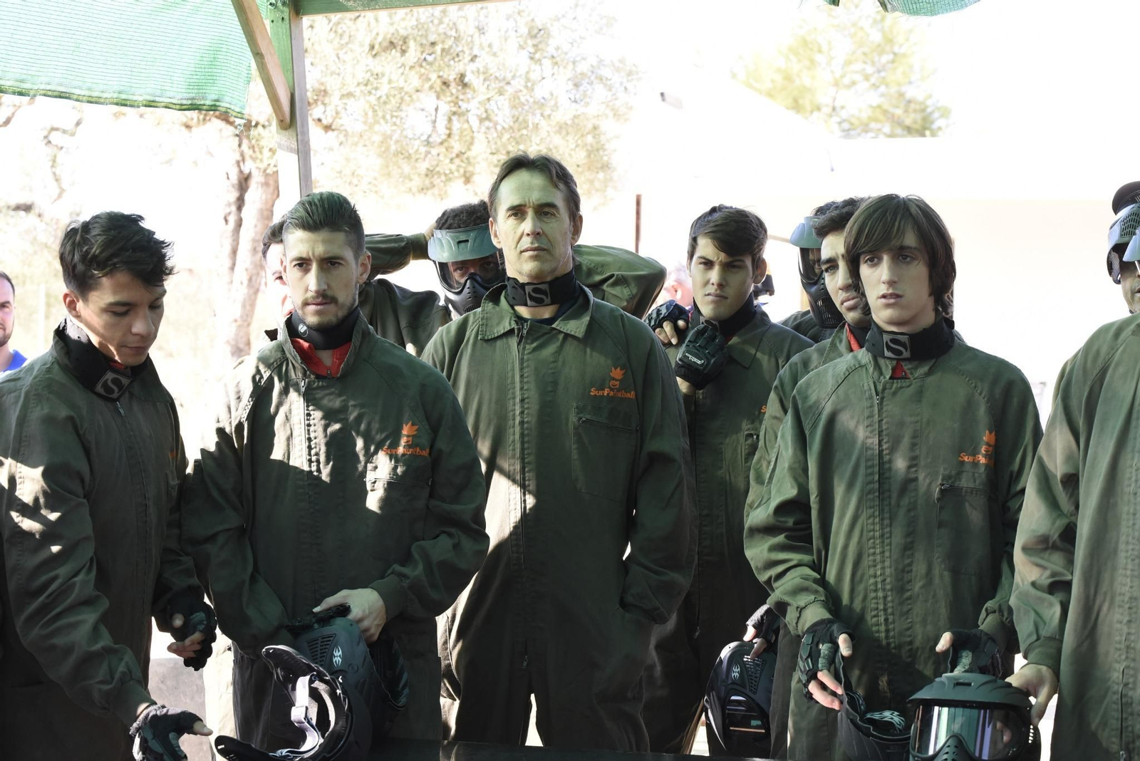 Lopetegui, entre Óliver Torres, Escudero, Munir y Bryan, antes de empezar la sesión de ‘paintball’.