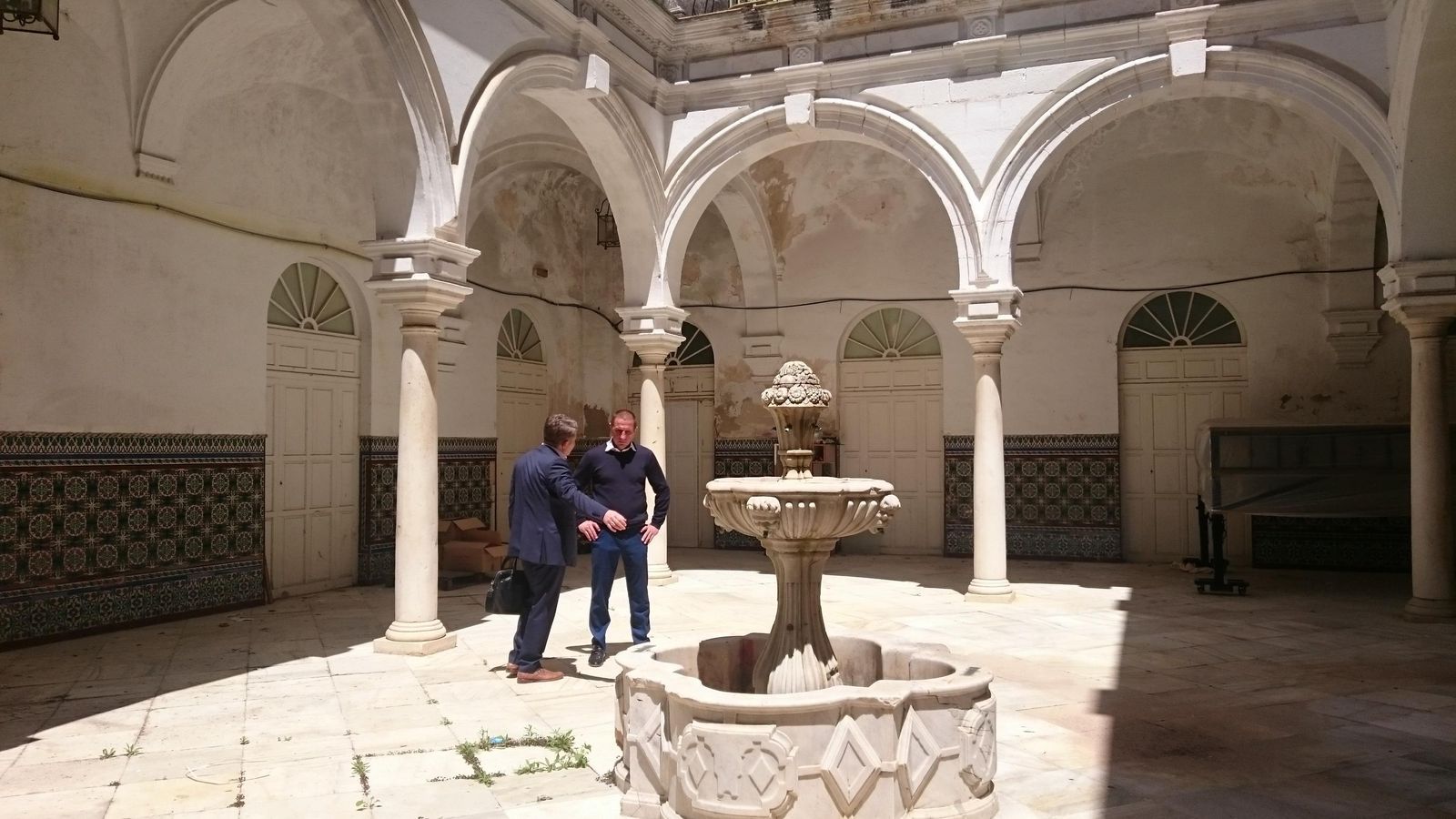 Los inversores alemanes que se han desplazado esta semana hasta El Puerto visitaron, entre otros enclaves, el antiguo hospital de San Juan de Dios.