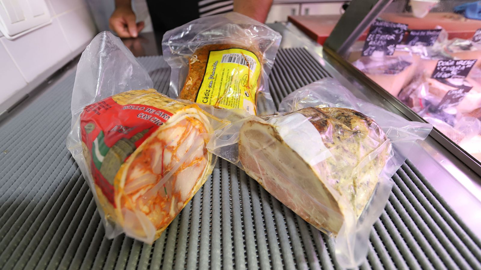 Varios lotes de carne mechada envasada al vacío que se pueden comprar en las tiendas de Huelva.