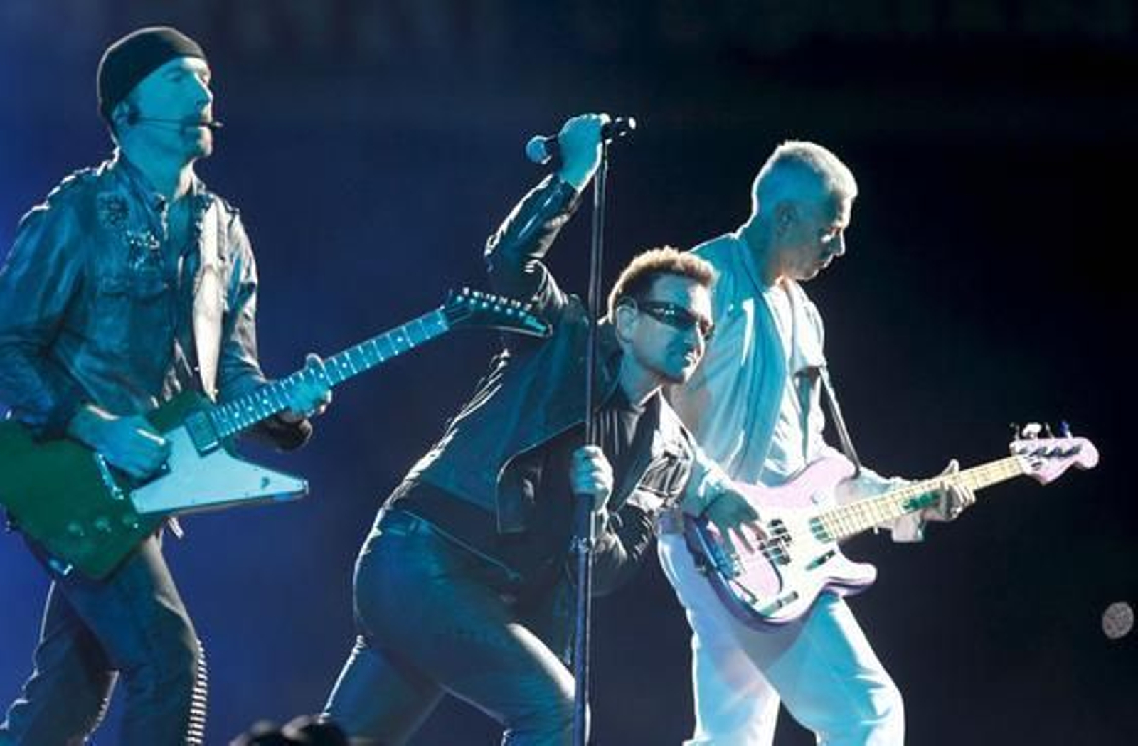La banda irlandesa U2 convence a sus seguidores en San Sebastián. / EFE, AFP, Reuters