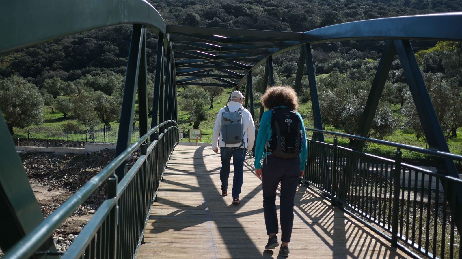 Senderistas utilizando el nuevo puente.