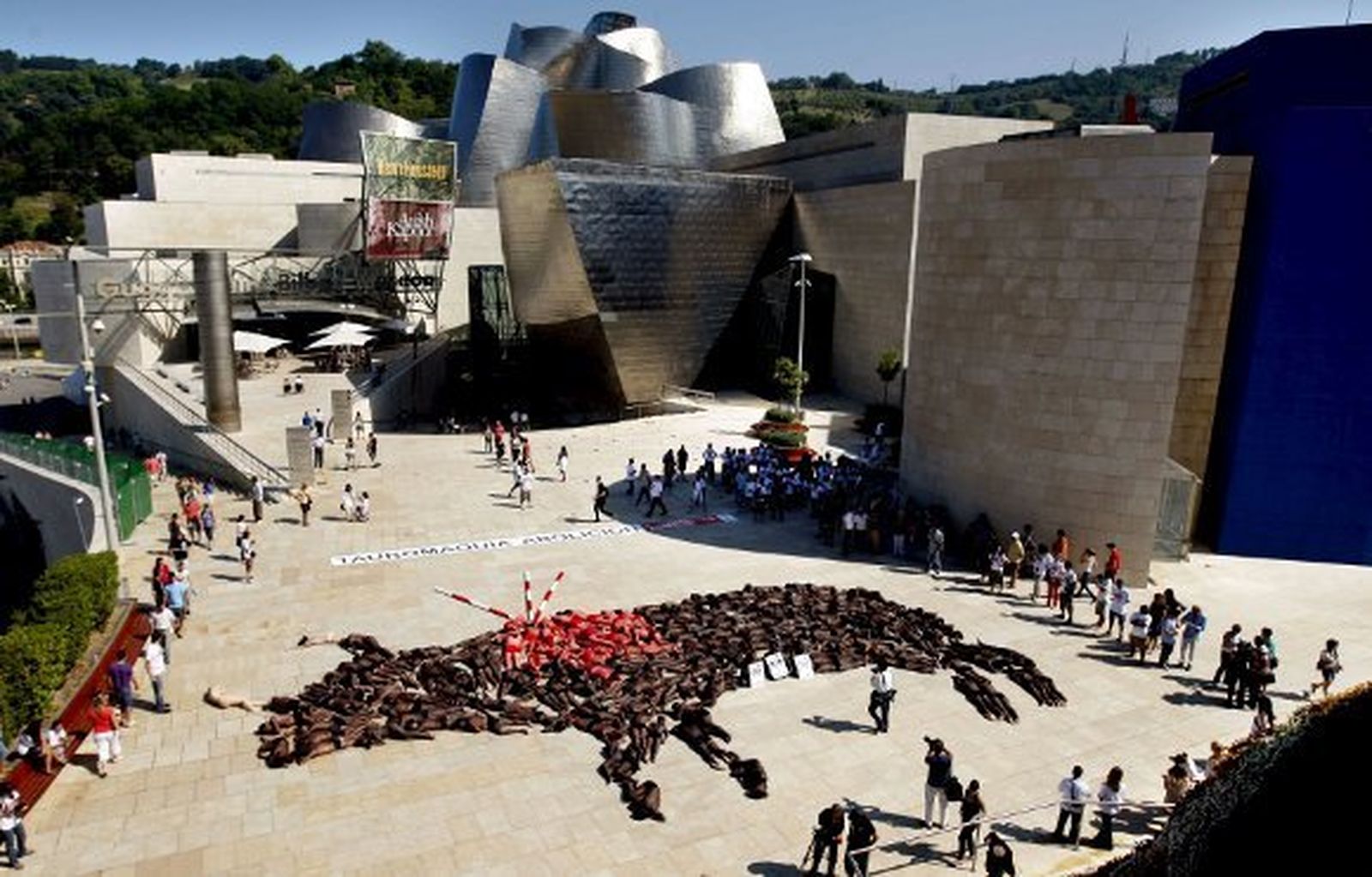 Un toro gigante ante el Guggenheim para pedir la abolición de las corridas