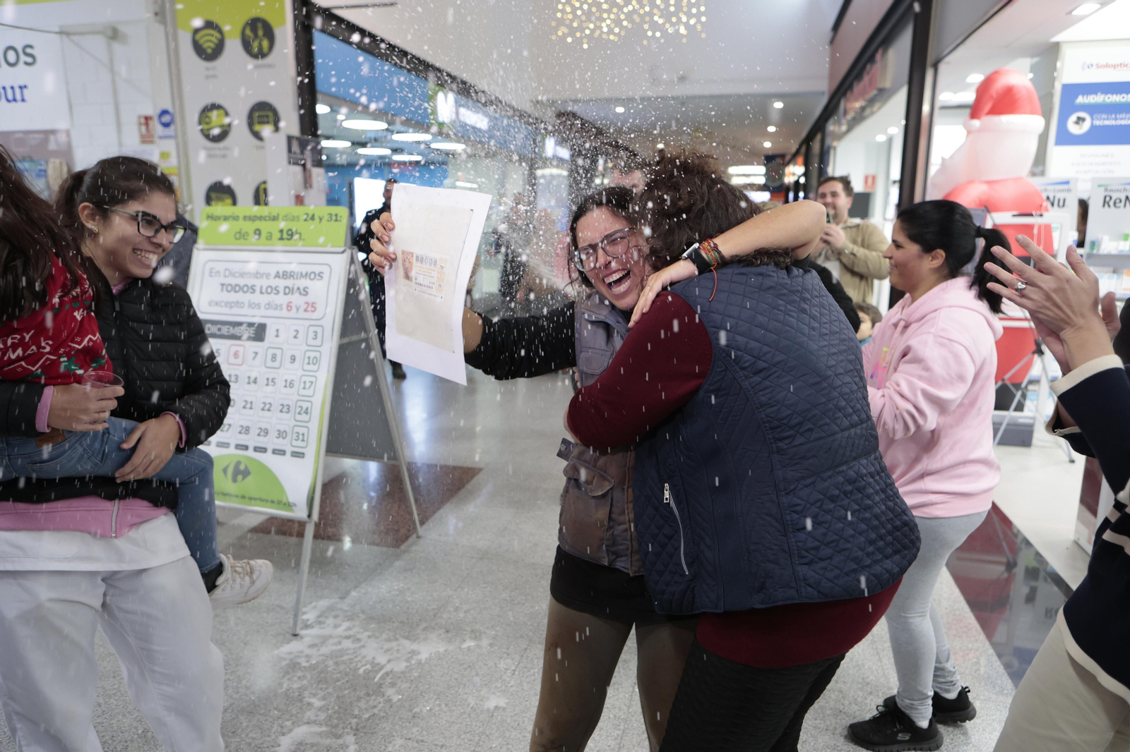 Alegría entre los premiados con el Gordo de la Lotería de Navidad