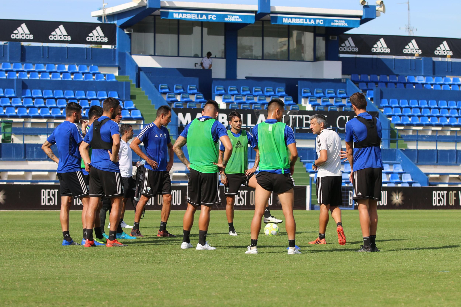 Cubillo –a la derecha, de blanco- da instrucciones a sus jugadores.