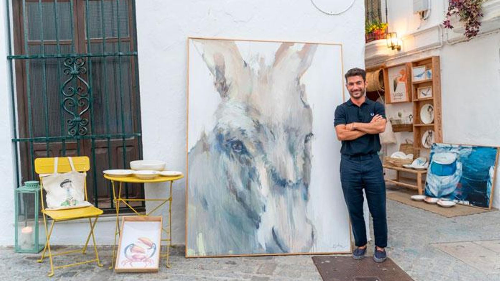 Fran Cabeza junto a una de sus obras gigantescas.