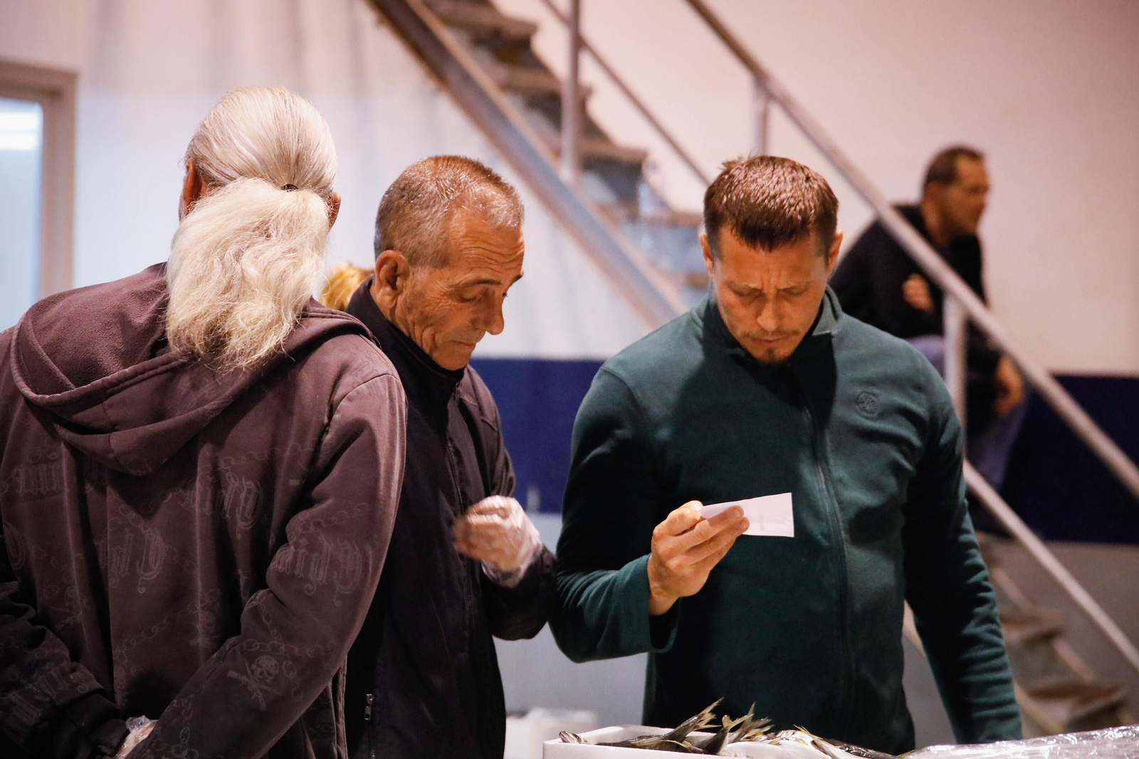 Te contamos en imágenes como ha sido la descarga de las traiñas en la lonja de Almería