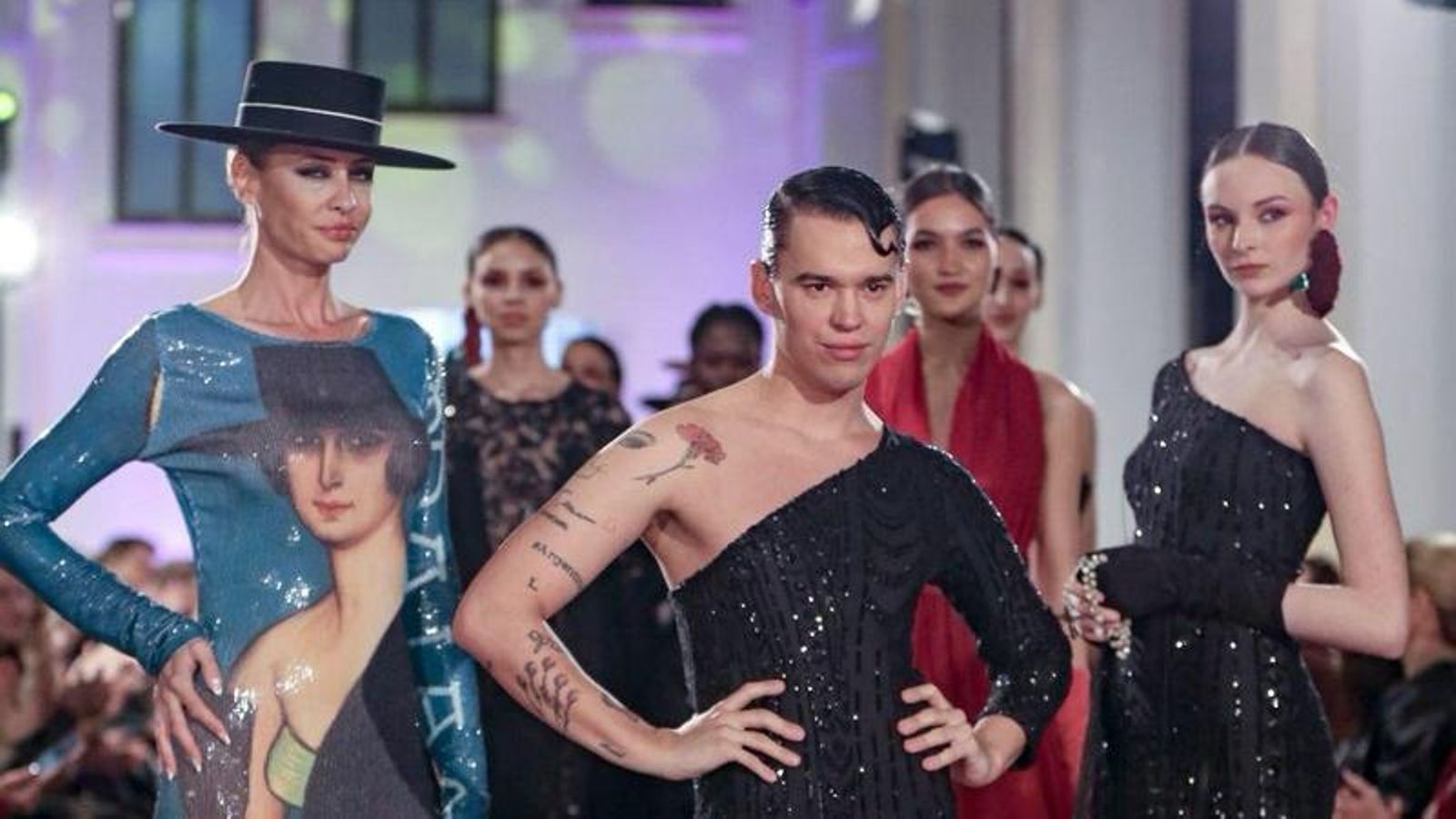 José Perea sale a saludar al término del desfile