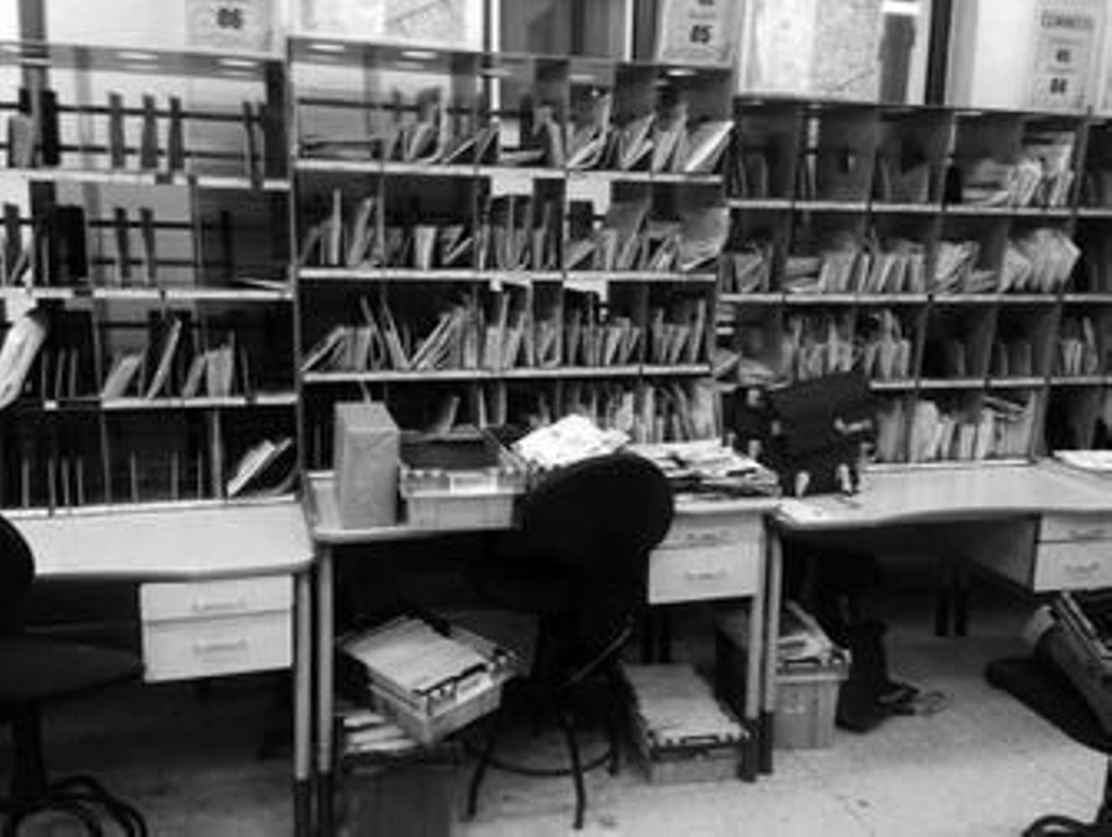 Una de las oficinas granadinas de Correos, que se encuentra atascada por la cantidad de correspondencia sin repartir.