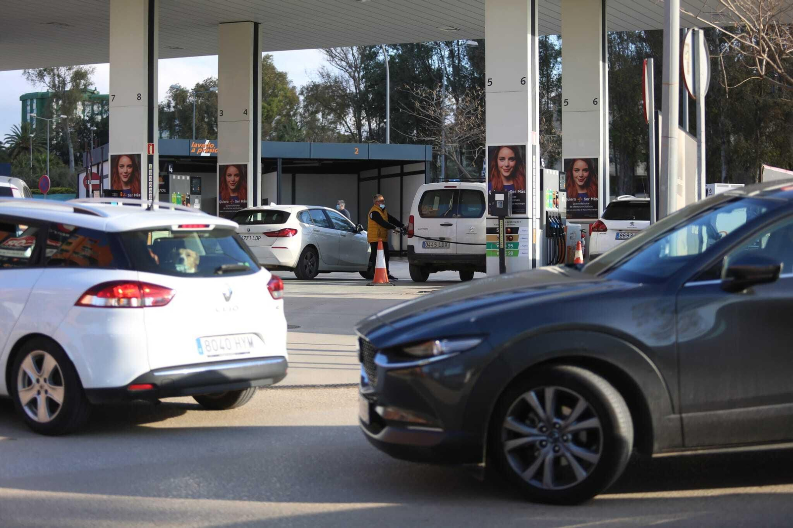 Una gasolinera en el primer día de combustible bonificado.
