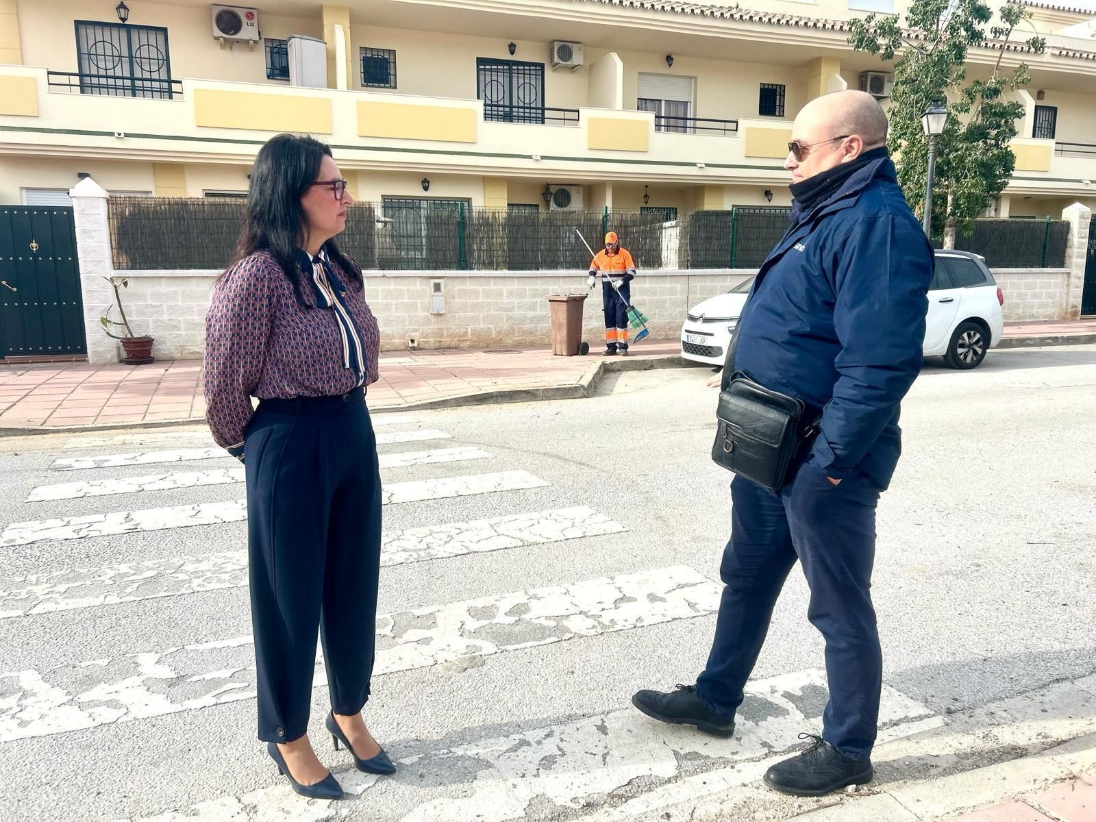 La concejala de Medio Ambiente, Rocío Ruiz, con el responsable de la limpieza en Condemar La concejala de Medio Ambiente, Rocío Ruiz, con el responsable de la limpieza en Condemar