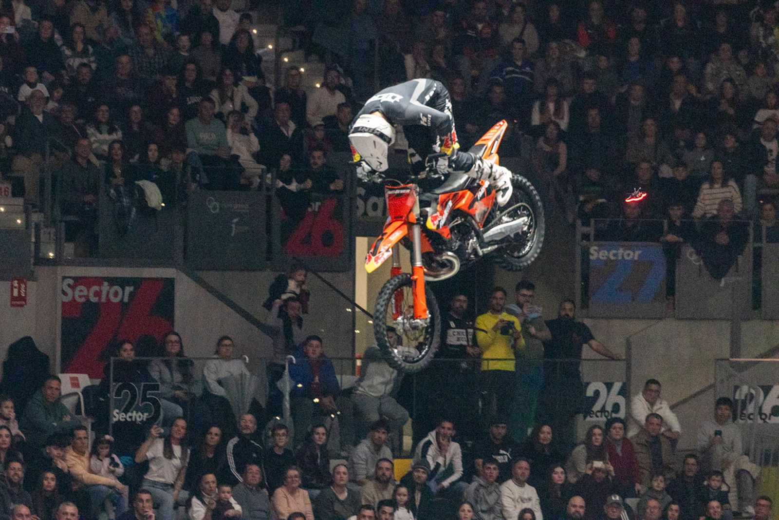 En imágenes: el Olivo Arena vibra con piruetas y motor en estado puro en el Soloflow Freestyle (2)