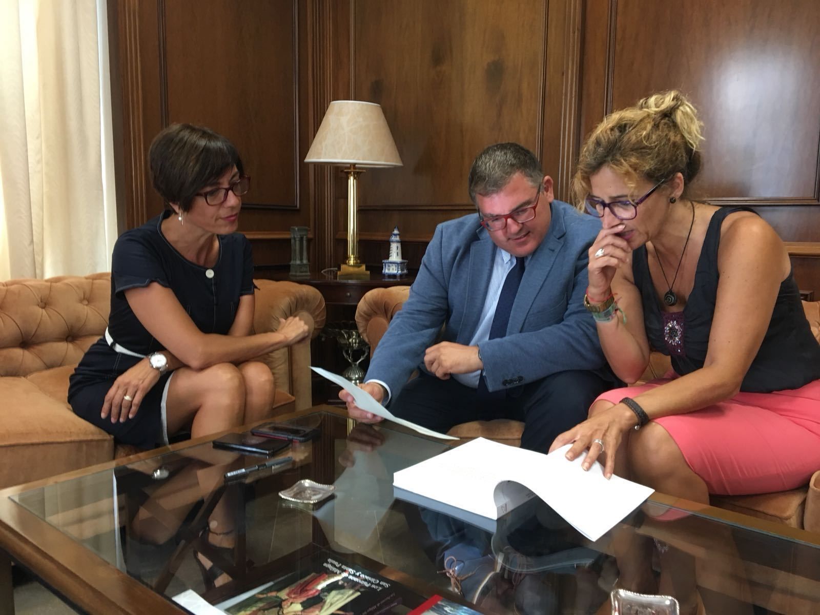 José María Domínguez junto a la presidenta de la Fundación y la alcaldesa de Nerja.