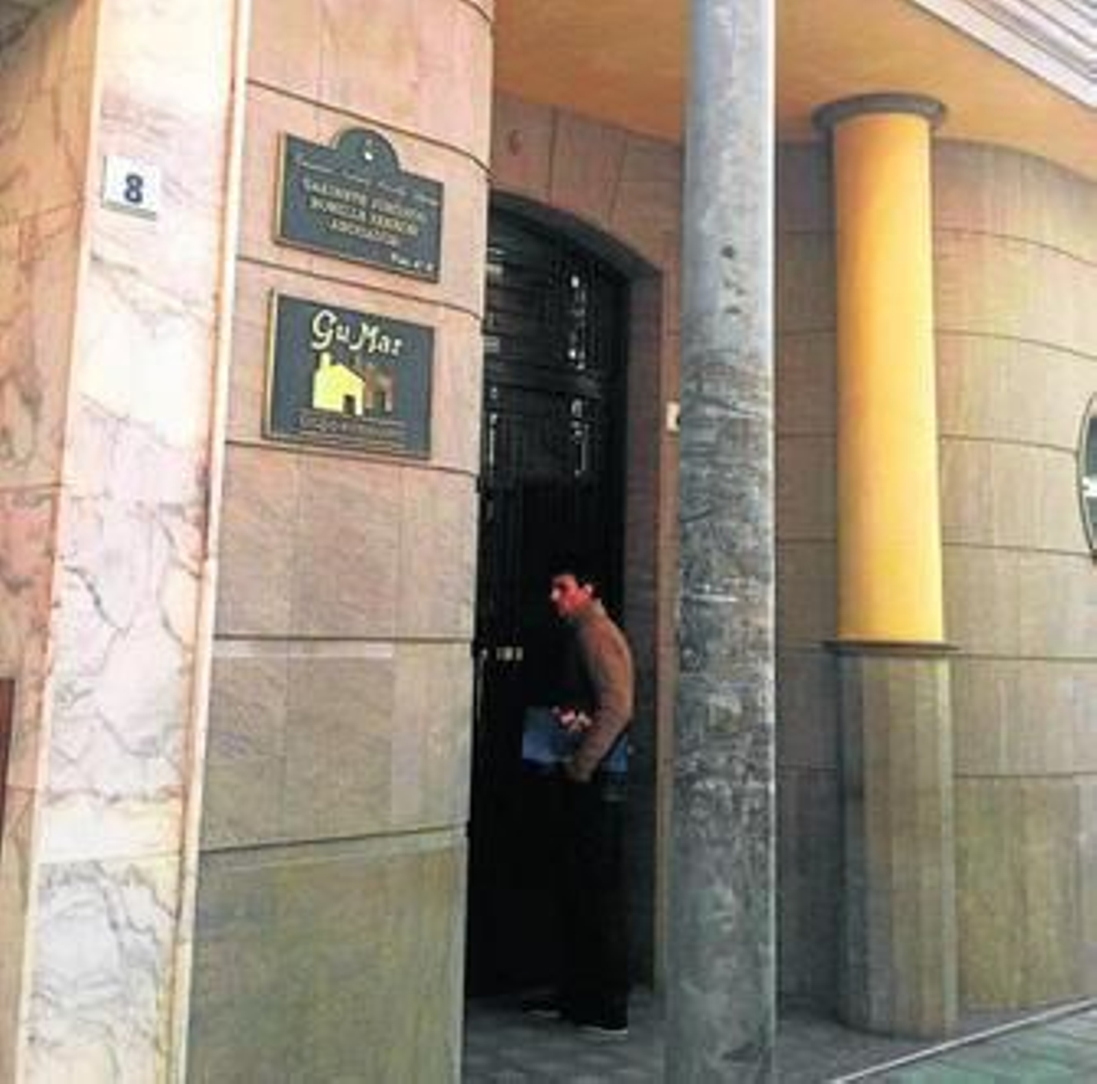 La oficina de la Inmobiliaria GuMar fue registrada por agentes de la Policía Judicial el pasado martes.