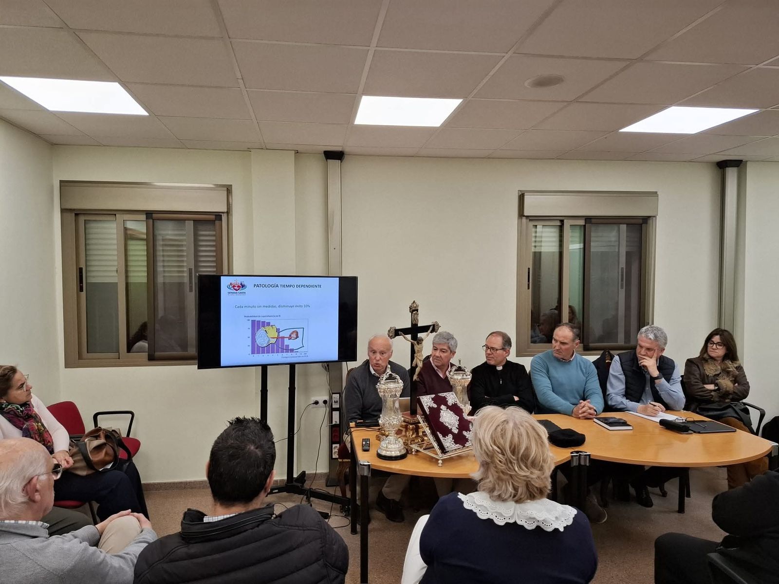 Pleno Extraordinario de Hermanos Mayores donde se informó del proyecto y al que asistió una comisión de Almería Ciudad Cardioasegurada, proyecto impulsado por el Ayuntamiento de Almería.