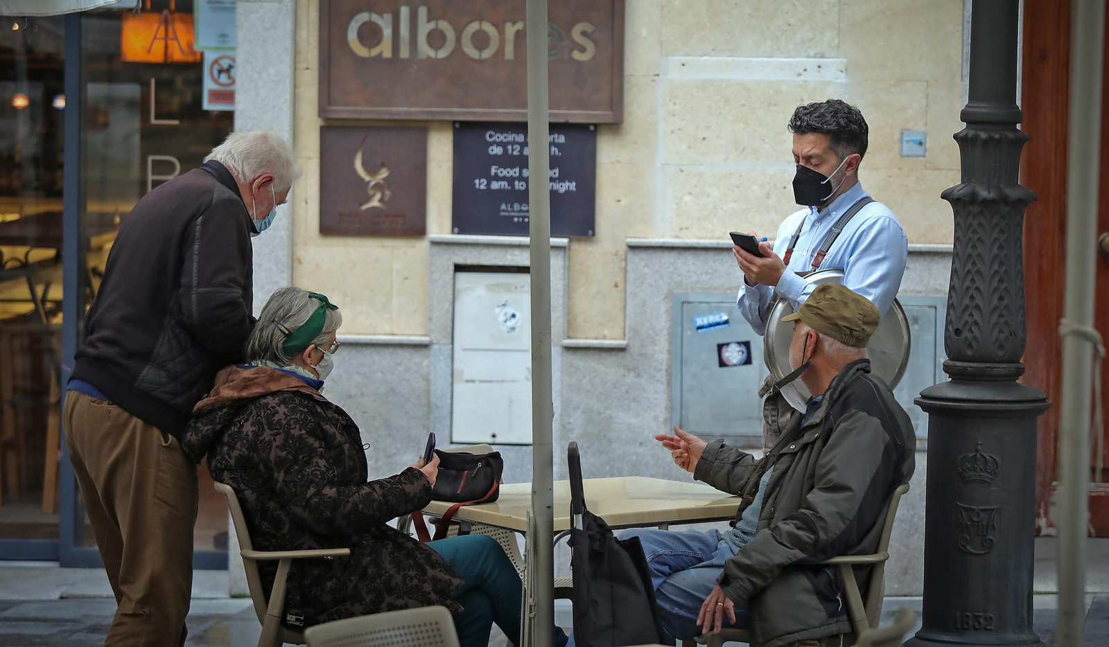 Vuelve la actividad en los  bares de Jerez
