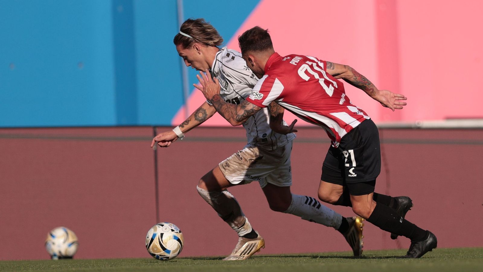 Ignacio Schor conduce el balón en un partido con Platense, su último equipo antes de fichar por el Ceuta.