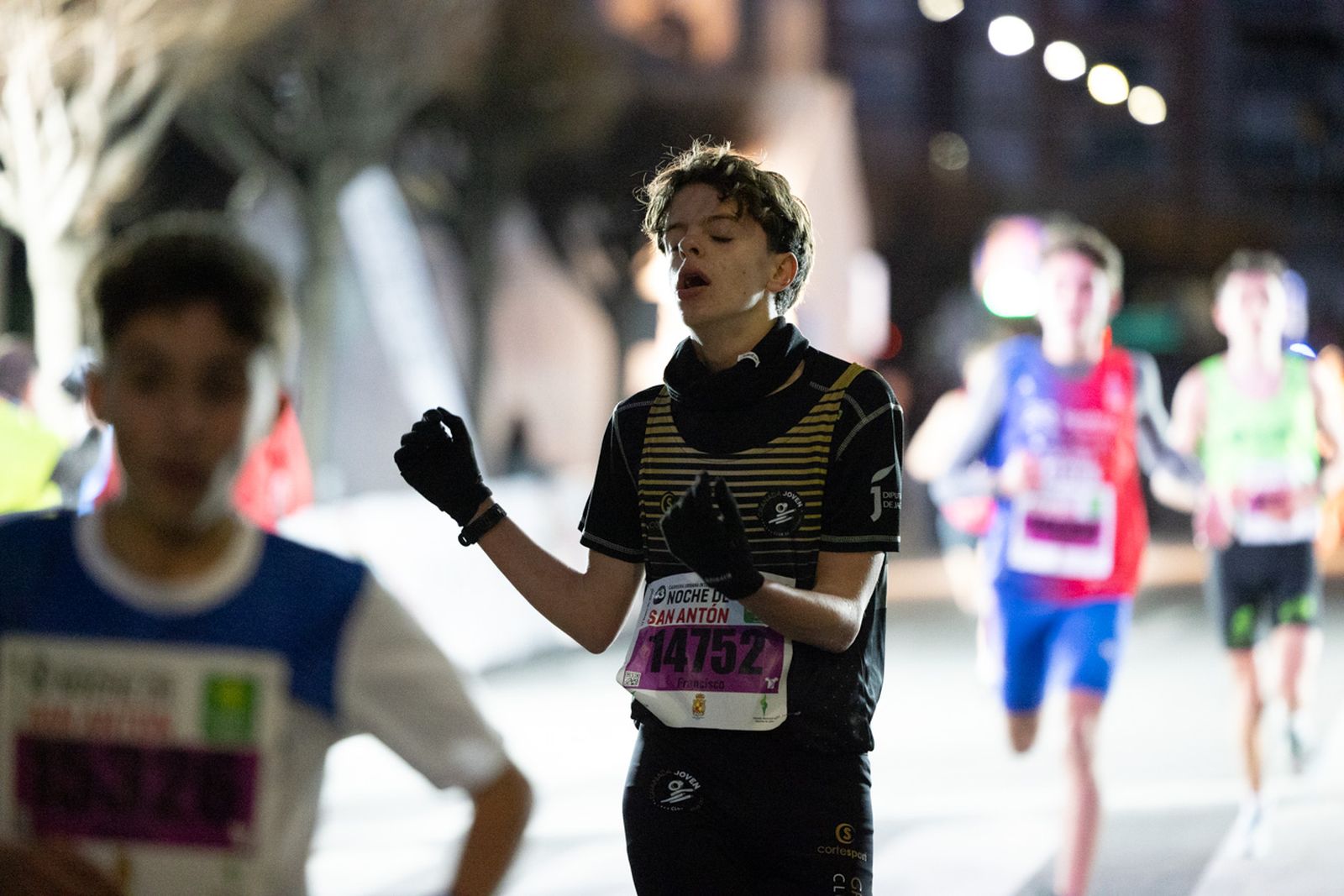 En imágenes: 2.000 atletas brillan con luz propia en la infantil de la Carrera de San Antón 2026