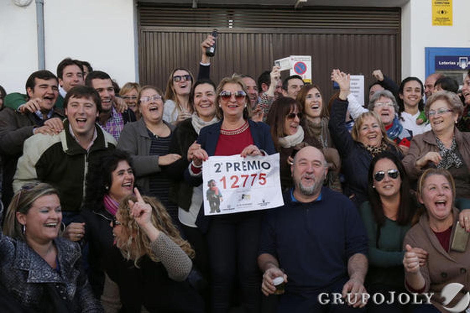 Vecinos de Osuna, agraciados con el segundo premio al número 12775.

Foto: M.J.López