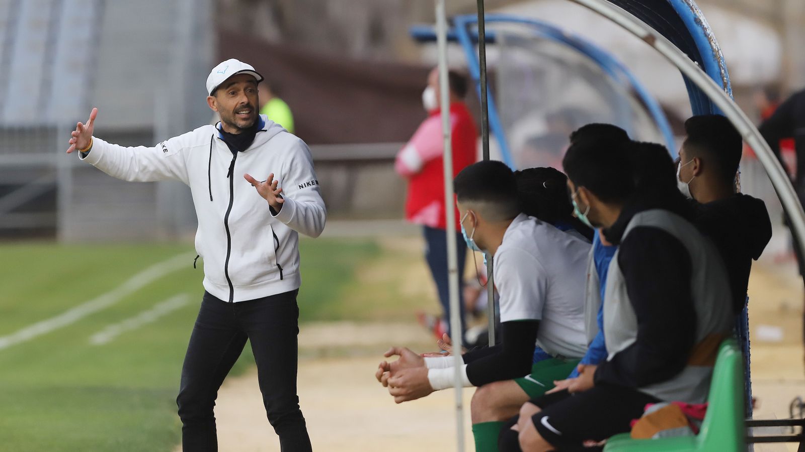 Dimas Carrasco explica a su banquillo una acción del juego en La Juventud.
