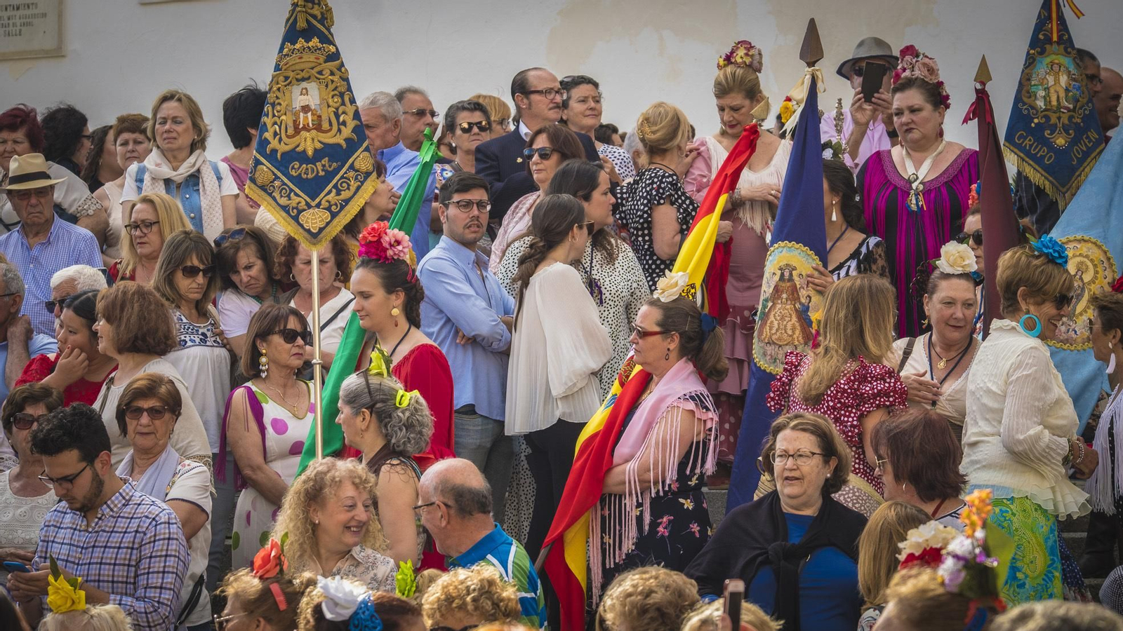 Recorrido por la ciudad de la Hermandad del Rocío de Cádiz antes de partir hacia Bajo de Guía.
