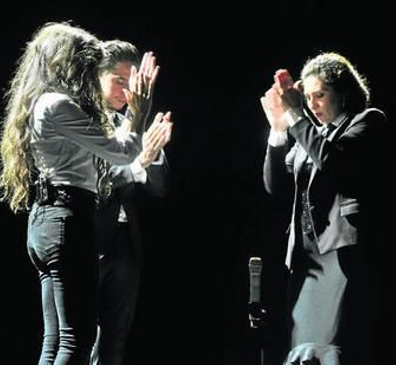 Los hijos de Morente, Soleá, José Enrique y Estrella, en un momento del espectáculo que se celebró en el Teatro de la Maestranza. Los hijos de Morente, Soleá, José Enrique y Estrella, en un momento del espectáculo que se celebró en el Teatro de la Maestranza.