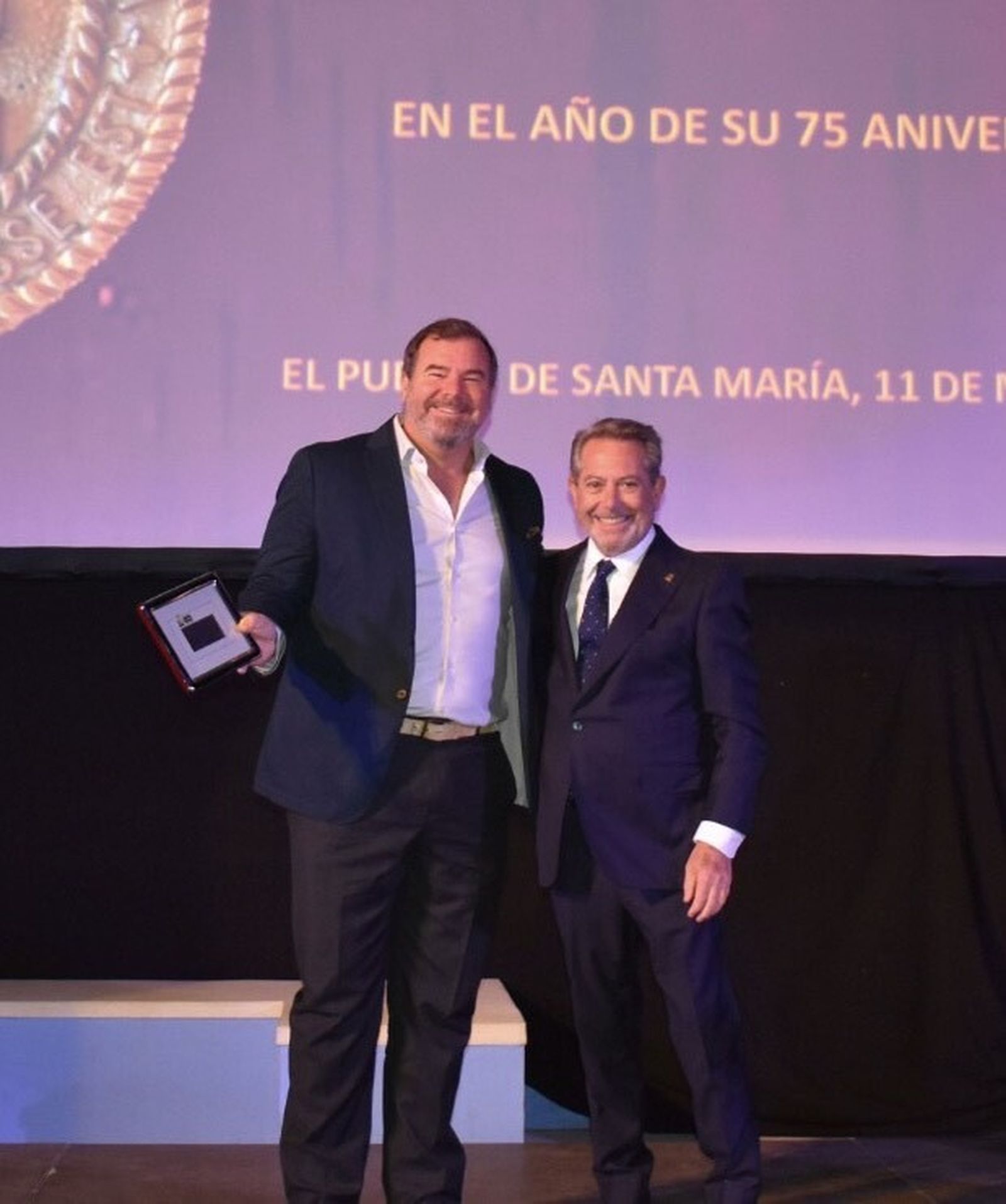 El presidente del RCMTPU, Luis Marquínez García, recibiendo el galardón.