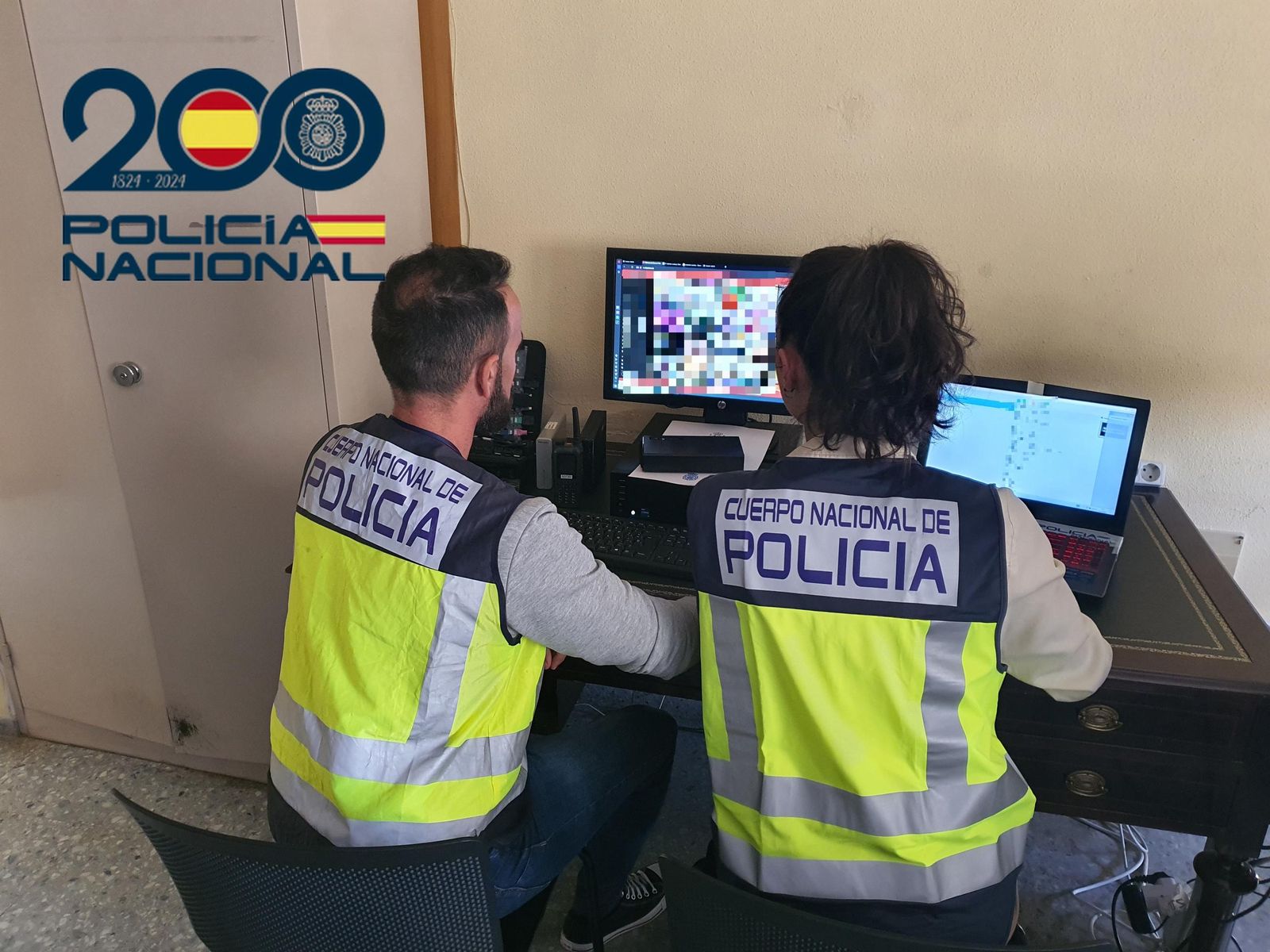 La Policía Nacional durante la investigación.