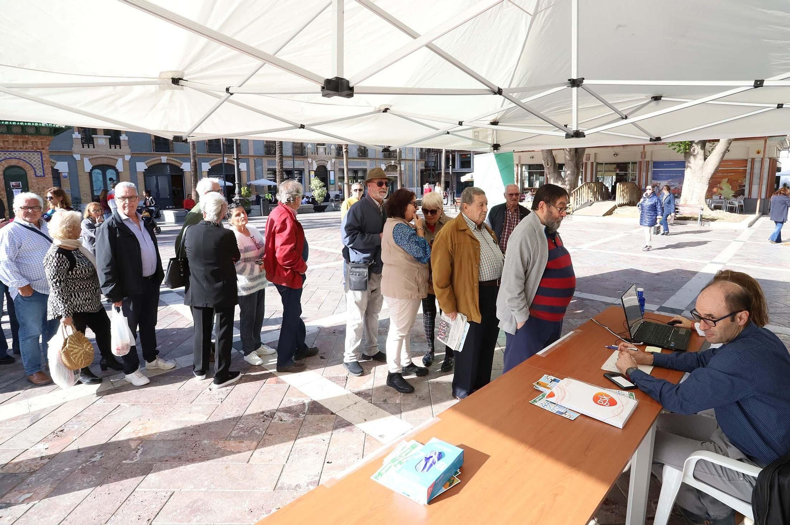 Campaña de vacunación contra la gripe  en la plaza de las Monjas en el año 2019.