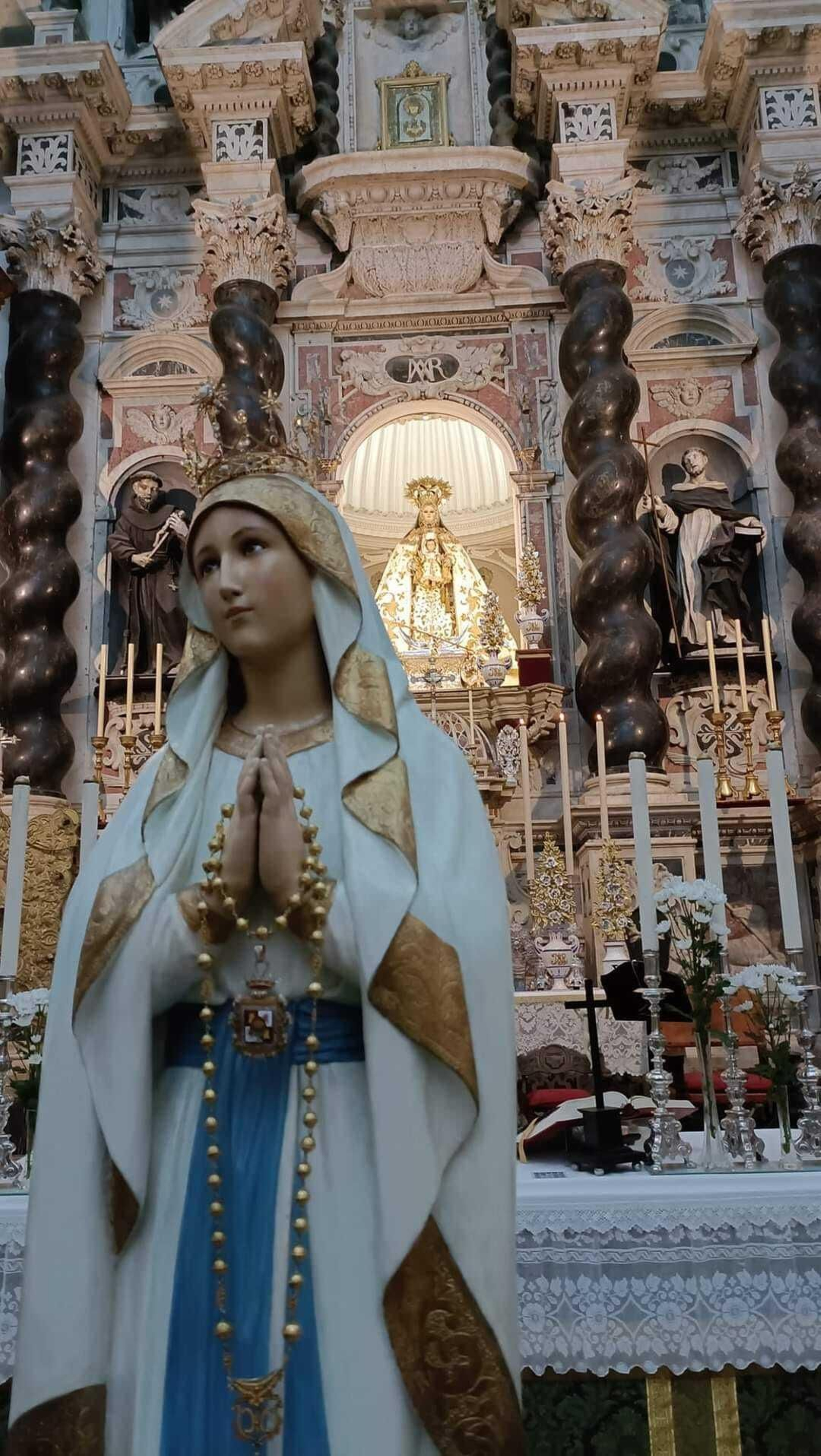 La Virgen de Lourdes, patrona de los Enfermos, a los pies de la Patrona de Cádiz.