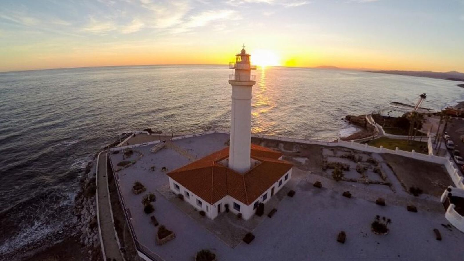 El espectacular faro de Torrox a vista de dron.