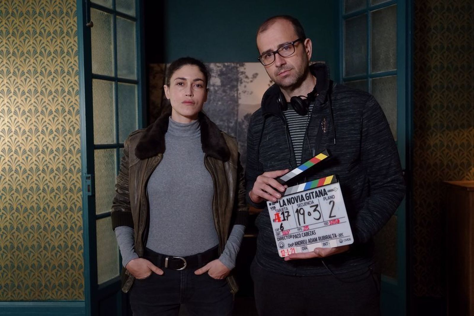 Paco Cabezas y Nerea Barros en la piel de la investigadora Elena Blanco, en el inicio del rodaje de 'La novia gitana'