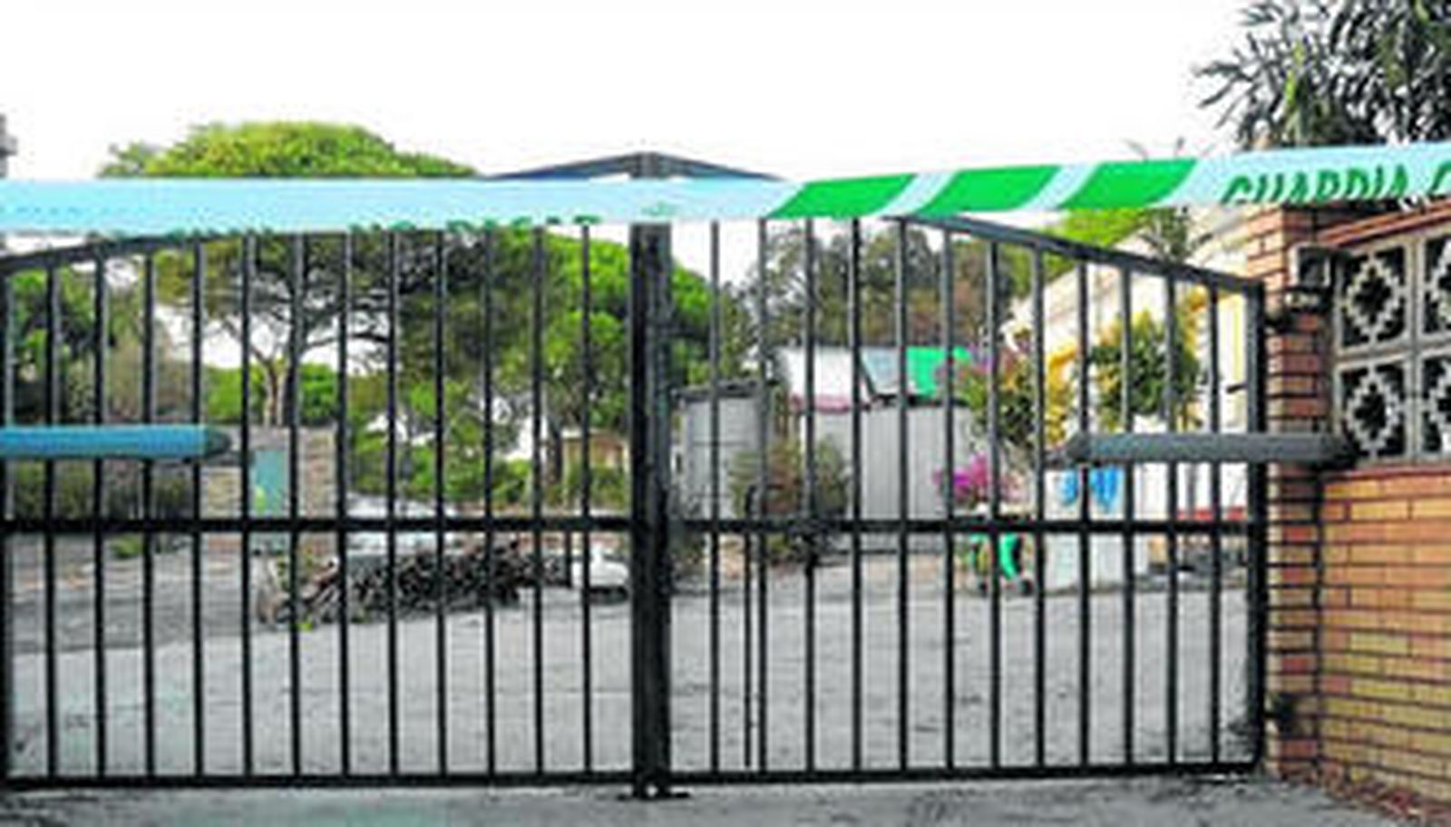 La Guardia Civil acordonó la entrada de la vivienda donde se produjo el doble homicidio.