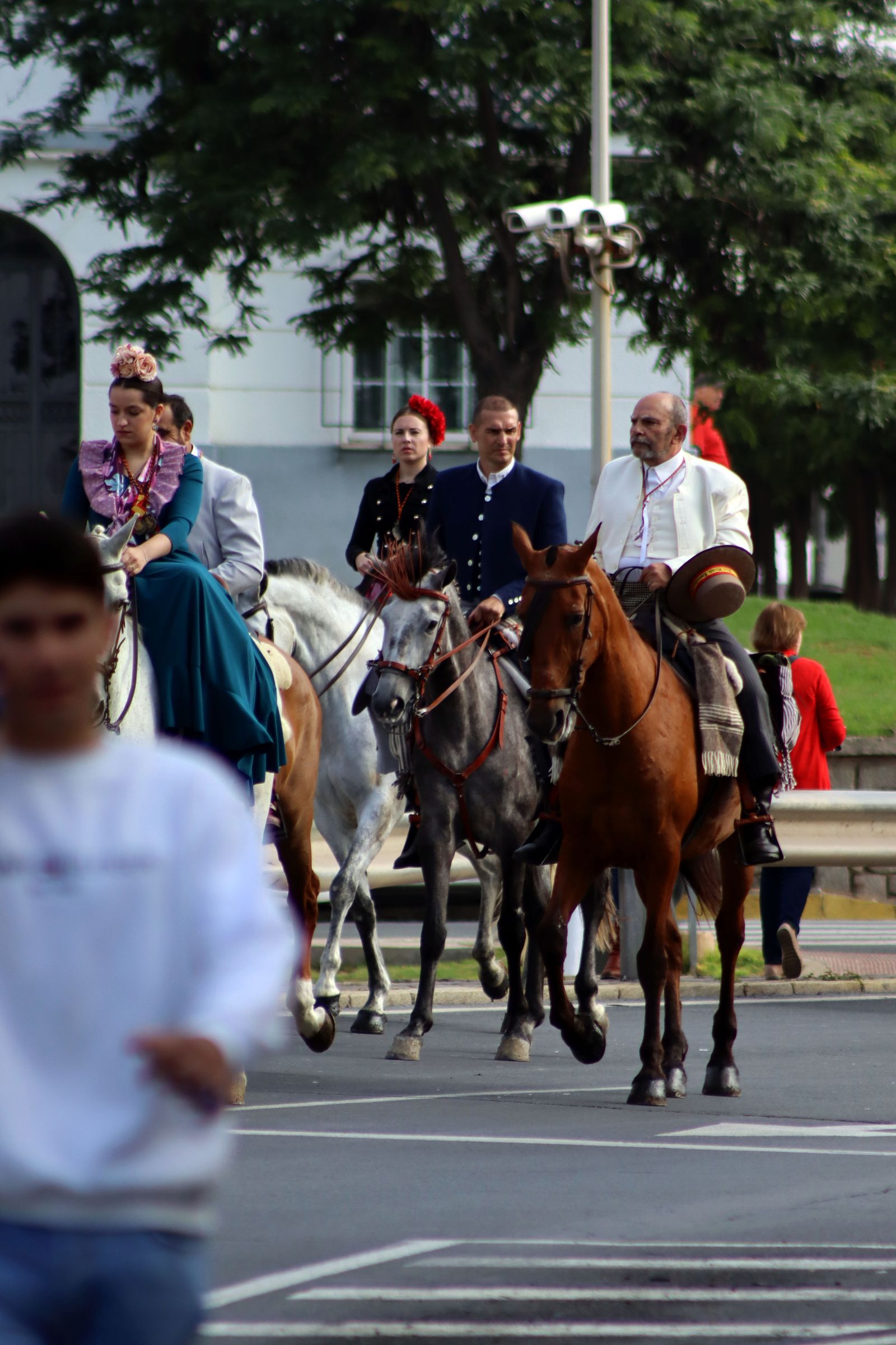 El Rocío 2023: Imágenes de la Hermandad de Emigrantes en su salida de Huelva