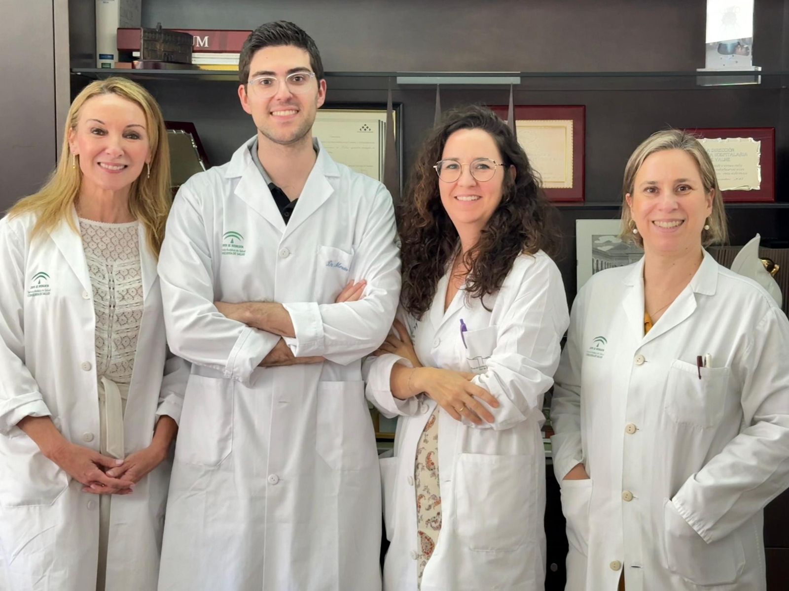 A la izquierda la jefa de Dermatología, Amalia Pérez; junto a investigador Juan Manuel Morón, y las dermatólogas  responsables de la Unidad de Oncología Cutánea, Ana Lorente y María Coronel.