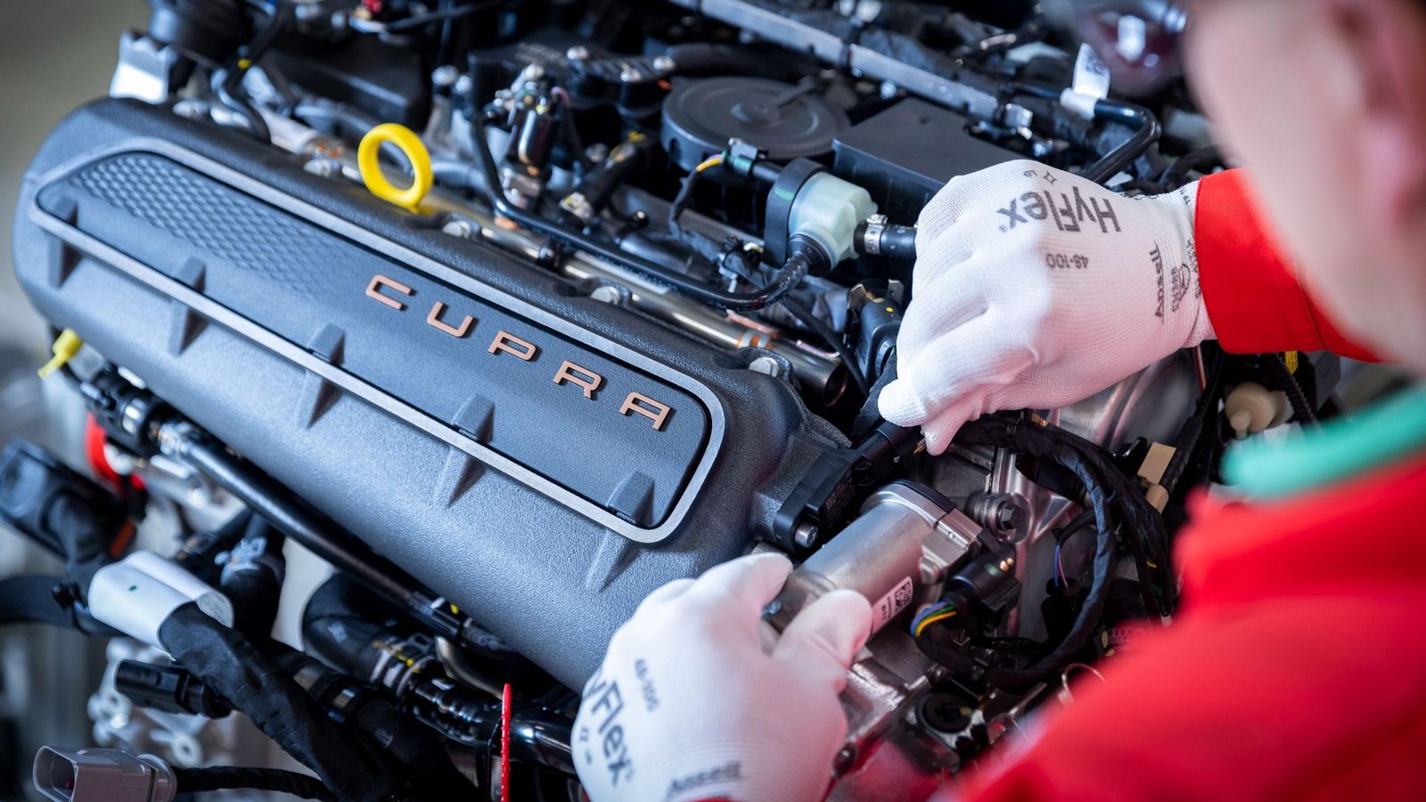 El motor EA855 Evo, íntegramente de aluminio, vuelve  y respecto a otras arquitecturas en V, estos cinco cilindros tienen dimensiones más compactas y un centro de gravedad más bajo