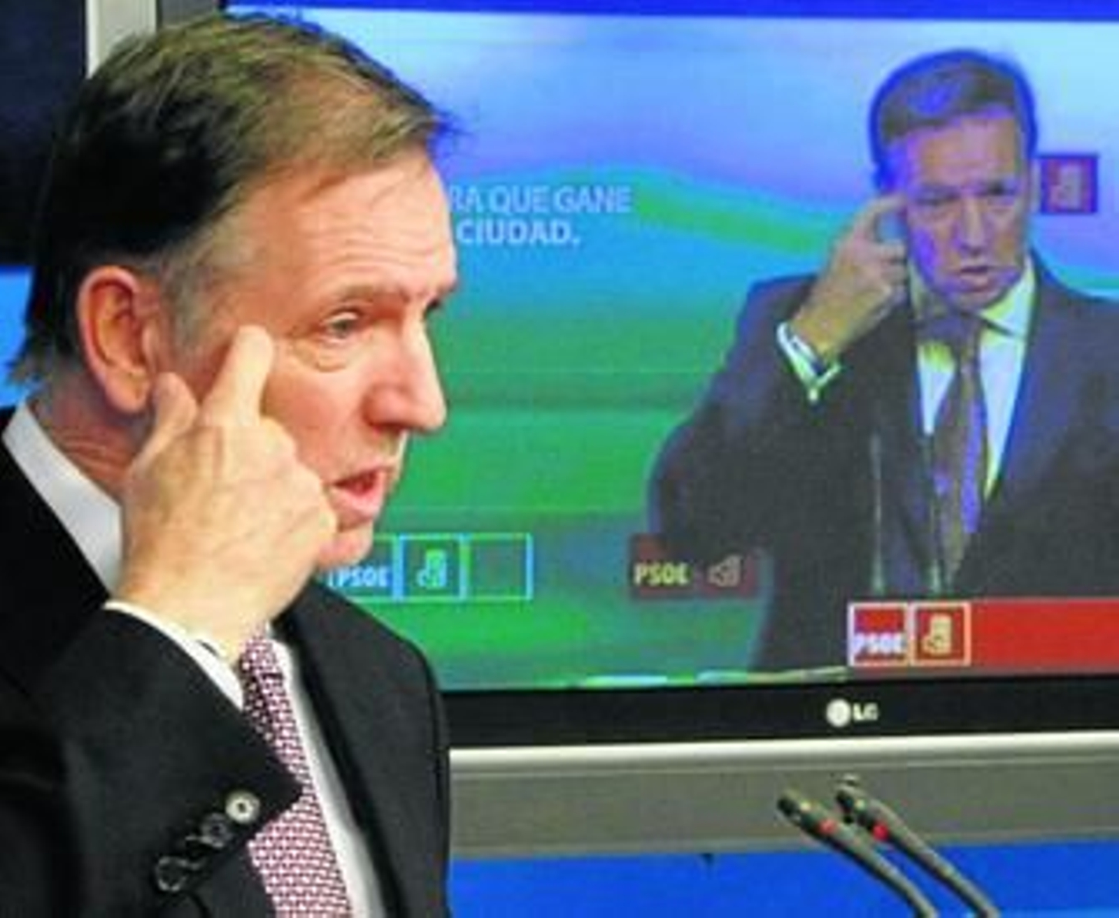 Marcelino Iglesias, en un momento de la rueda de prensa de ayer en la sede del PSOE.