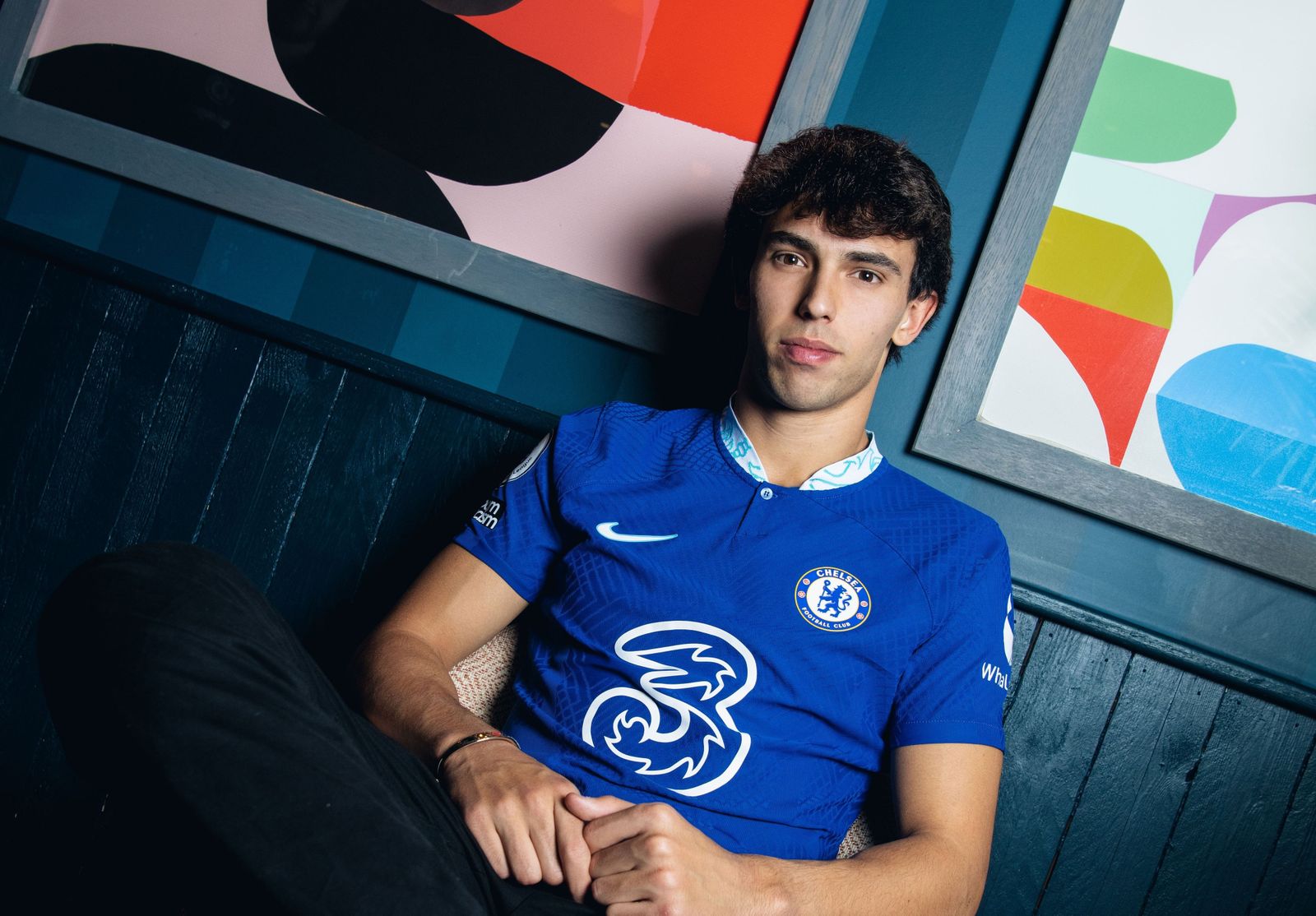 Joao Félix posa con la camiseta del Chelsea