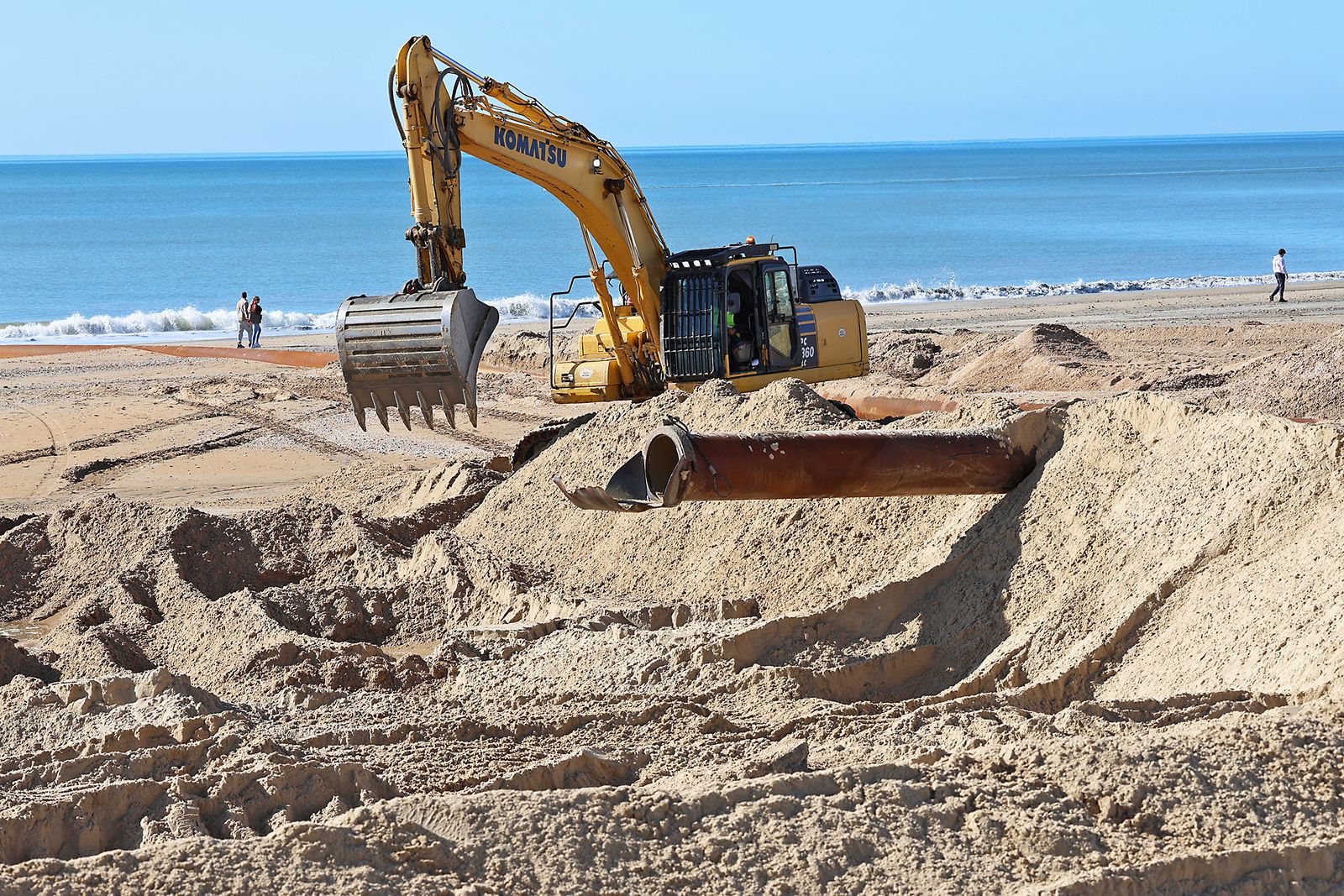 Fotografías de la concentración de los vecinos de Matalascañas tras los destrozos del paseo marítimo
