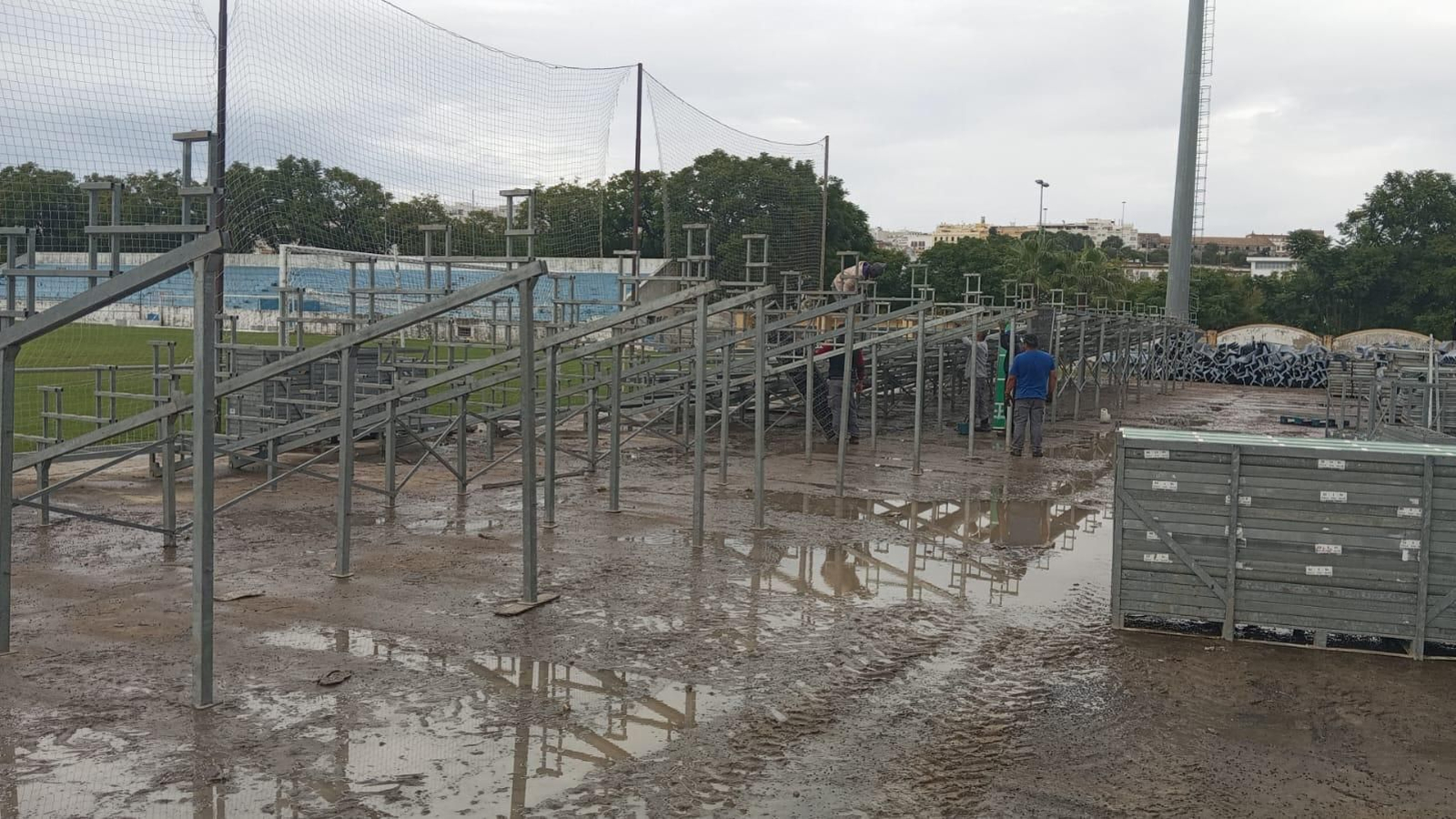 Trabajadores del Ayuntamiento de Jerez, colocando la estructura de la nueva grada de Fondo Sur del Pedro Garrido.
