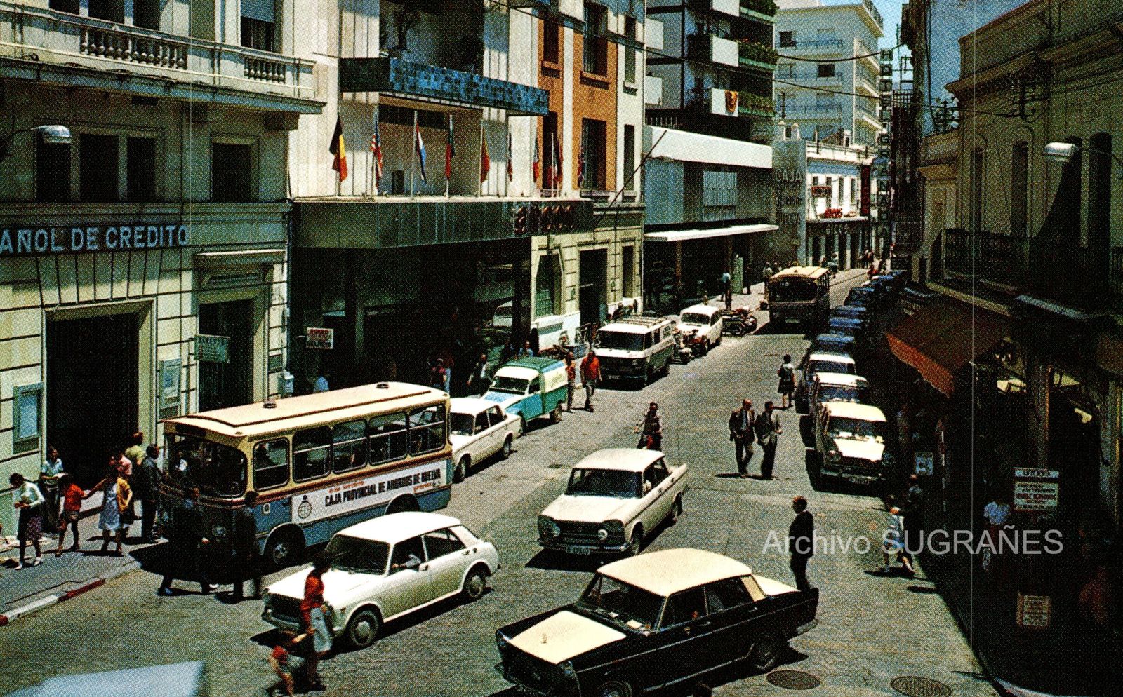 La Placeta en los años setenta del siglopasado, un caos de coches y peatones.